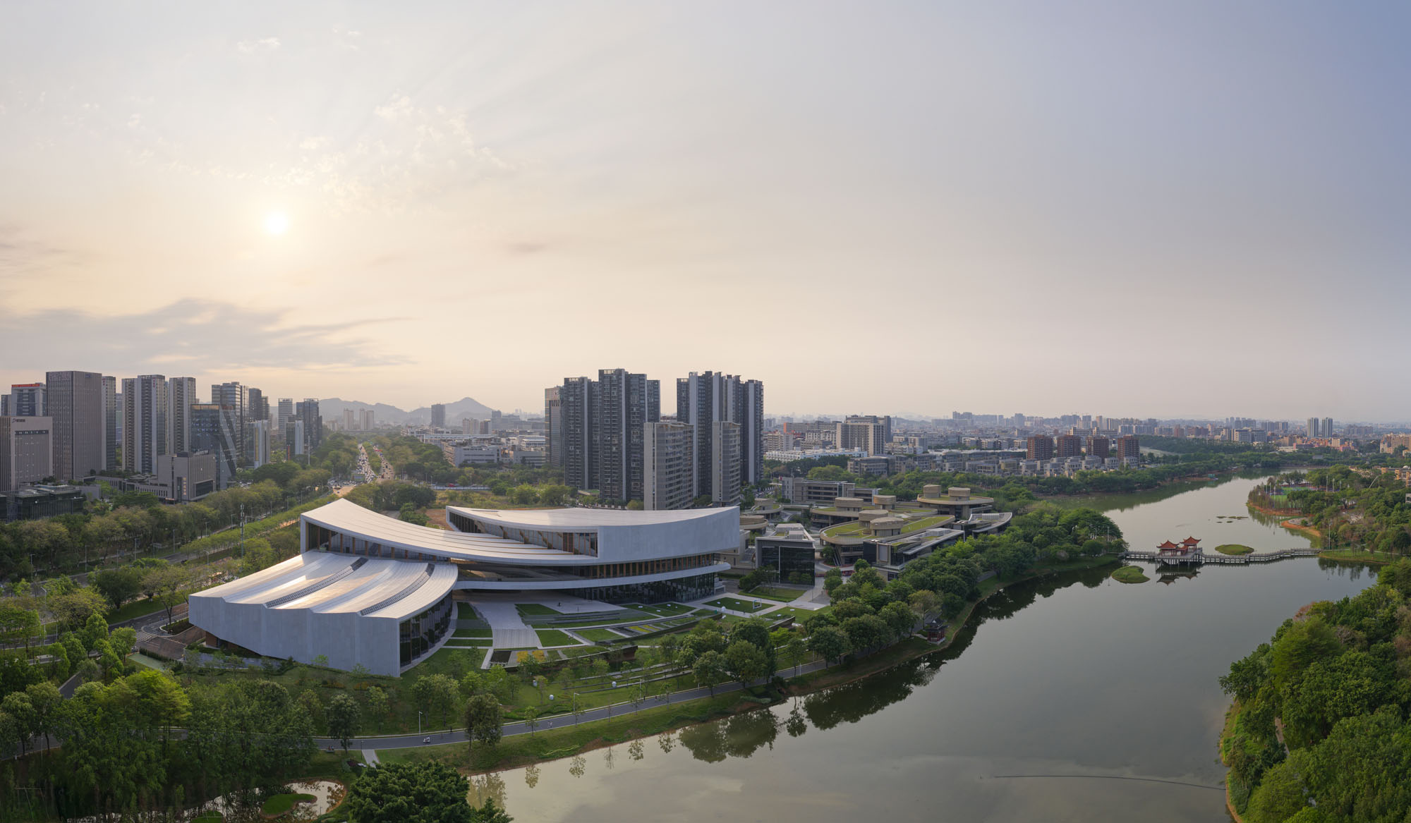 〈松山湖・展示公演センター(SSLEPC:Songshan Lake Exhibition and Performance Centre)〉ZHA