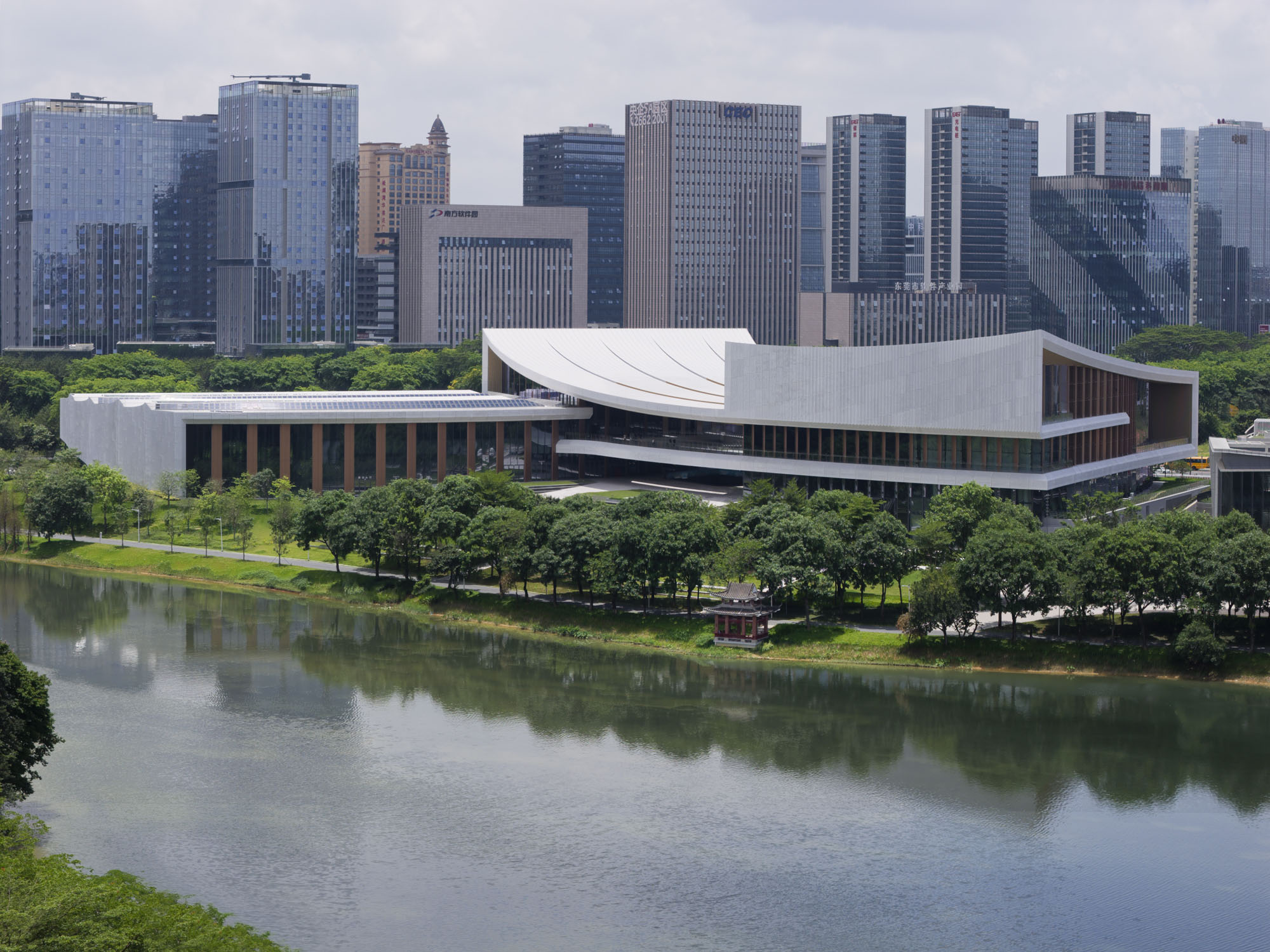 〈松山湖・展示公演センター(SSLEPC:Songshan Lake Exhibition and Performance Centre)〉ZHA