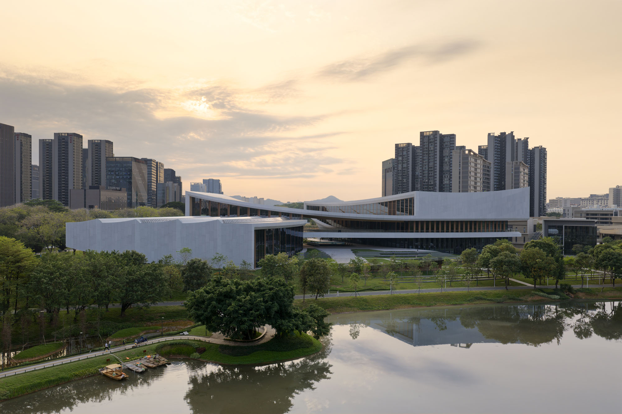〈松山湖・展示公演センター(SSLEPC:Songshan Lake Exhibition and Performance Centre)〉ZHA