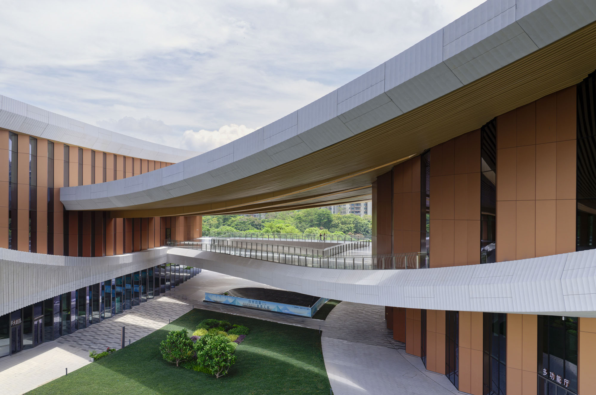 〈松山湖・展示公演センター(SSLEPC:Songshan Lake Exhibition and Performance Centre)〉ZHA