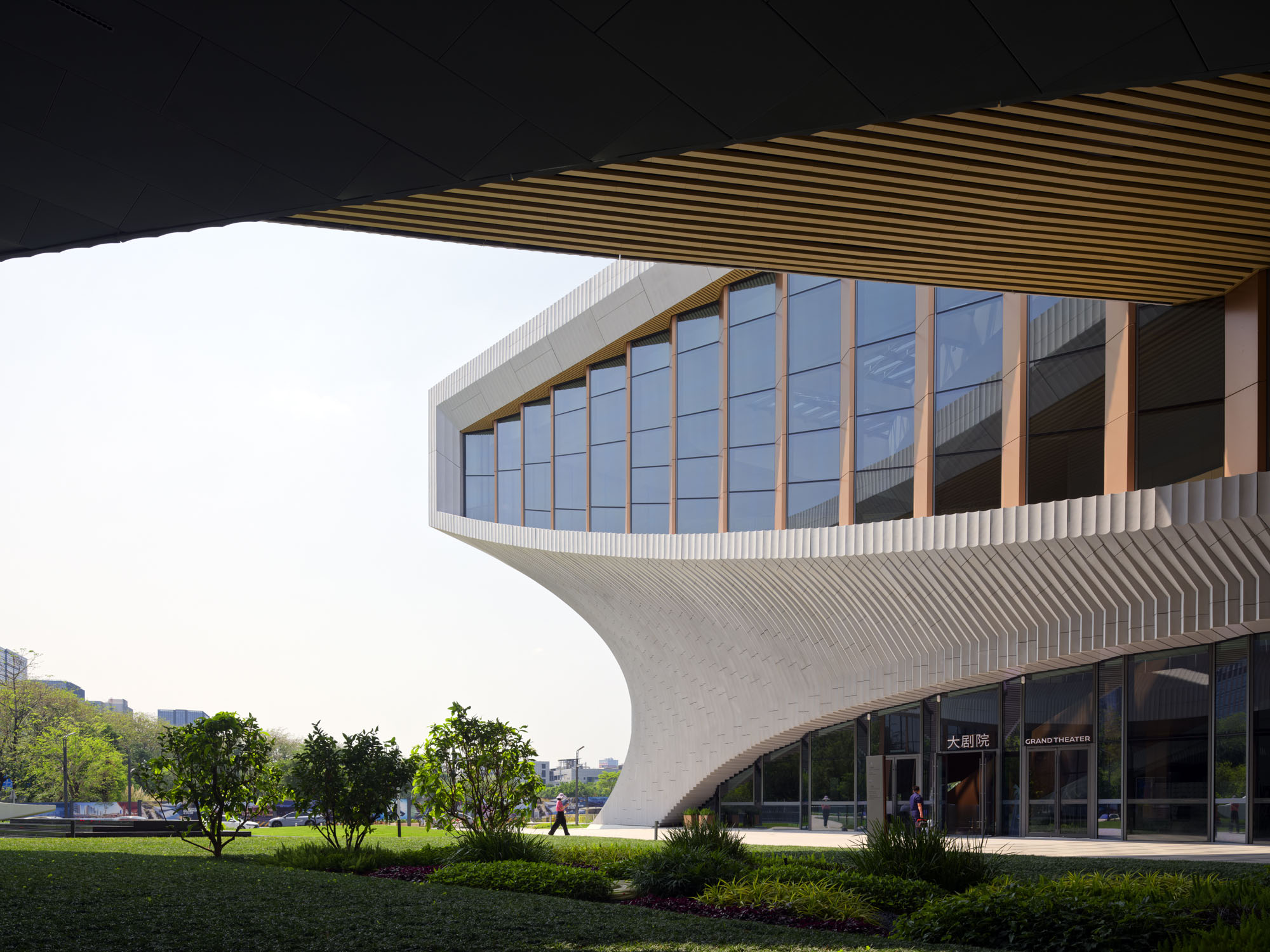 〈松山湖・展示公演センター(SSLEPC:Songshan Lake Exhibition and Performance Centre)〉ZHA