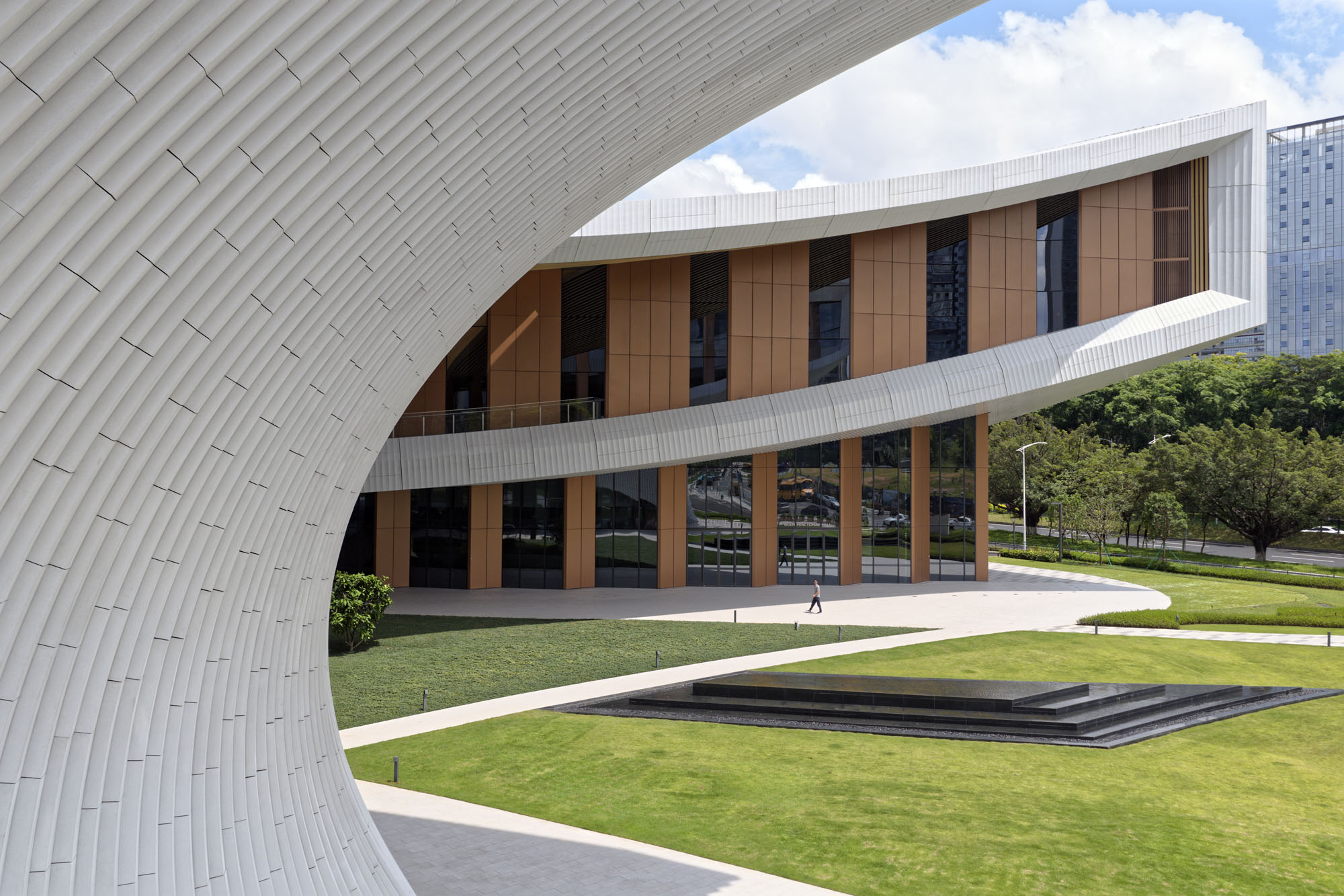 〈松山湖・展示公演センター(SSLEPC:Songshan Lake Exhibition and Performance Centre)〉ZHA