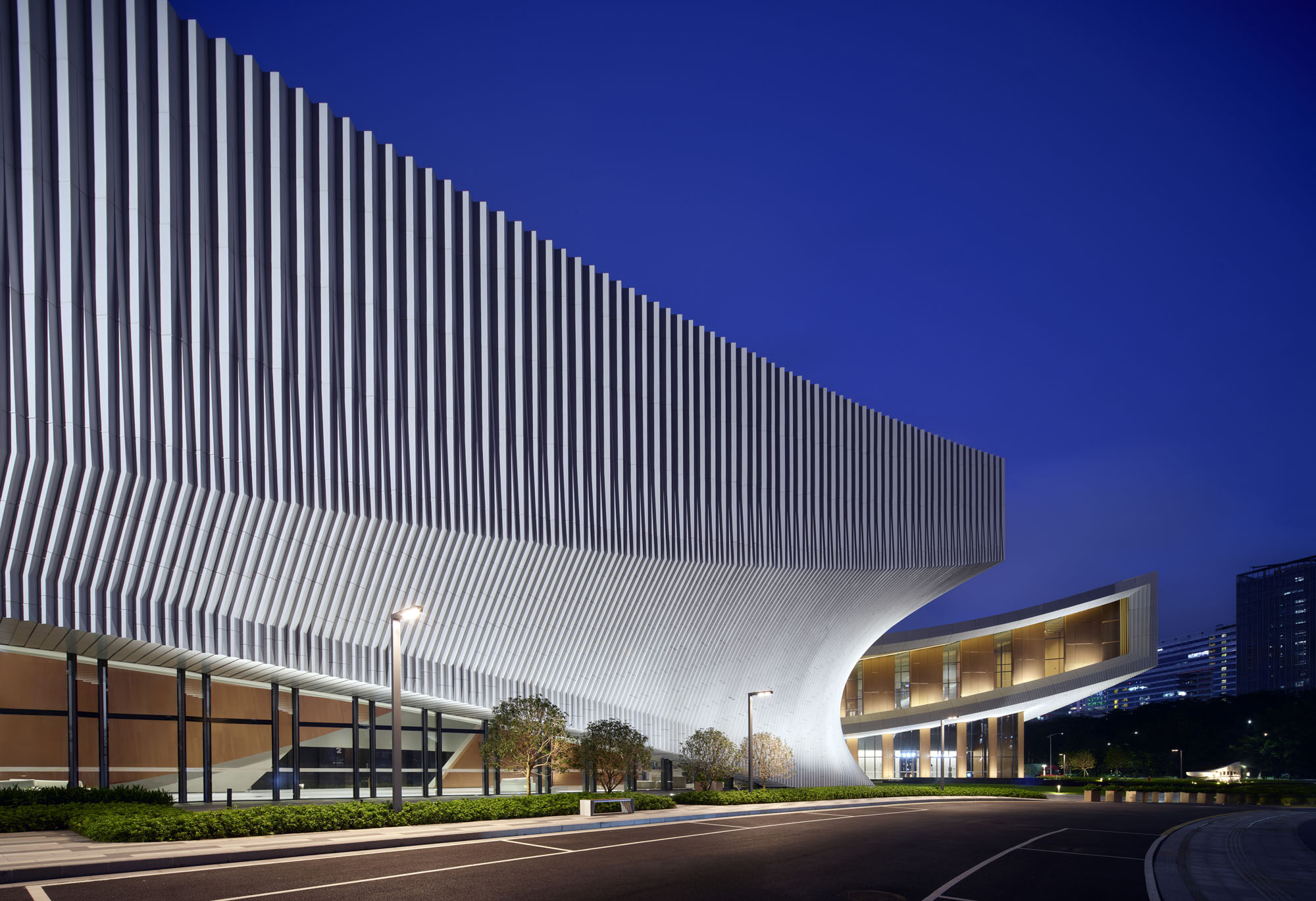 〈松山湖・展示公演センター(SSLEPC:Songshan Lake Exhibition and Performance Centre)〉ZHA