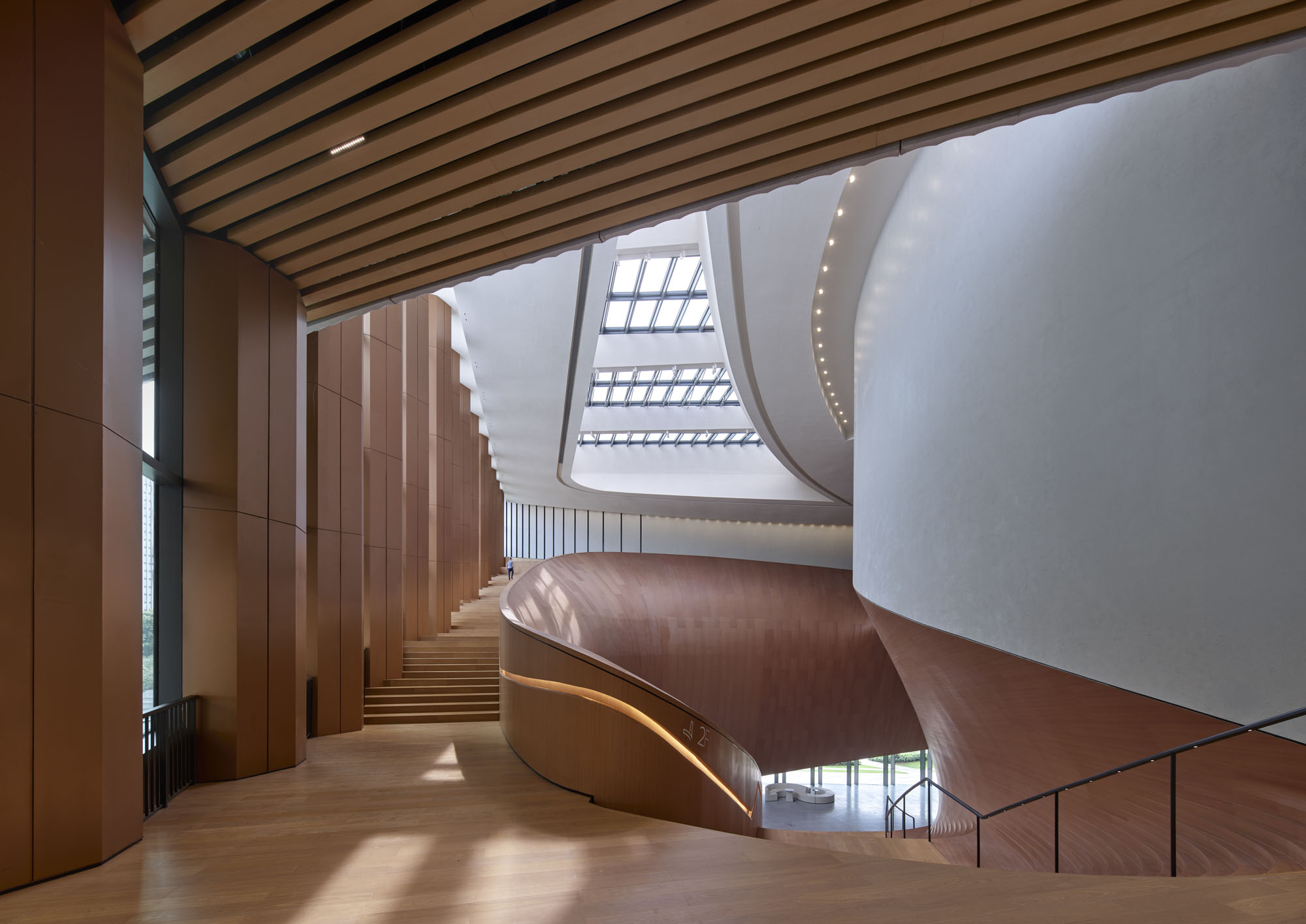 〈松山湖・展示公演センター(SSLEPC:Songshan Lake Exhibition and Performance Centre)〉ZHA