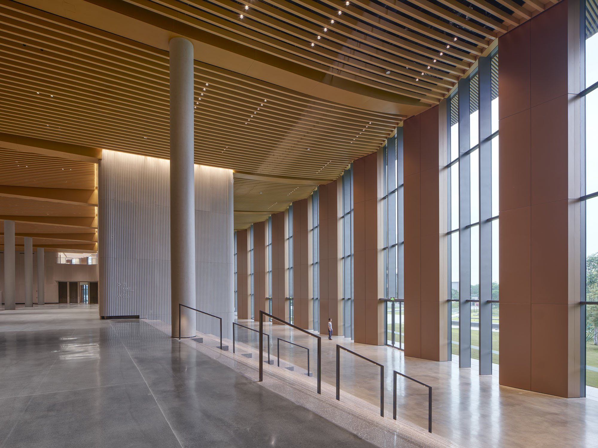 〈松山湖・展示公演センター(SSLEPC:Songshan Lake Exhibition and Performance Centre)〉ZHA