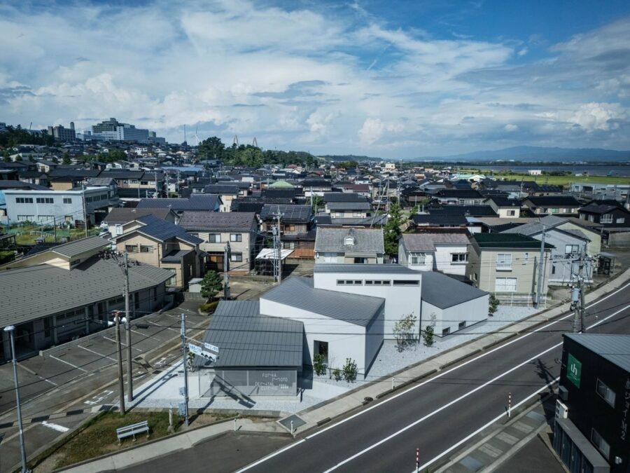 STUDIO ALUCが石川県で手がけた、おおらかな空間が治療の不安を和らげる〈ふなもと歯科医院 〉