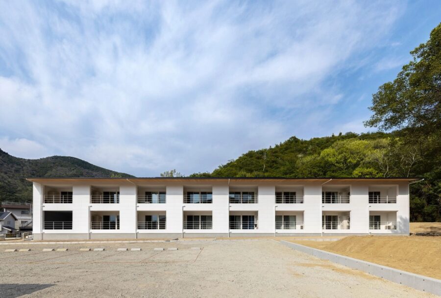 西崎組が小豆島で手掛けた、薄型CLTが軽快な外観を実現する〈双子浦の共同住宅〉