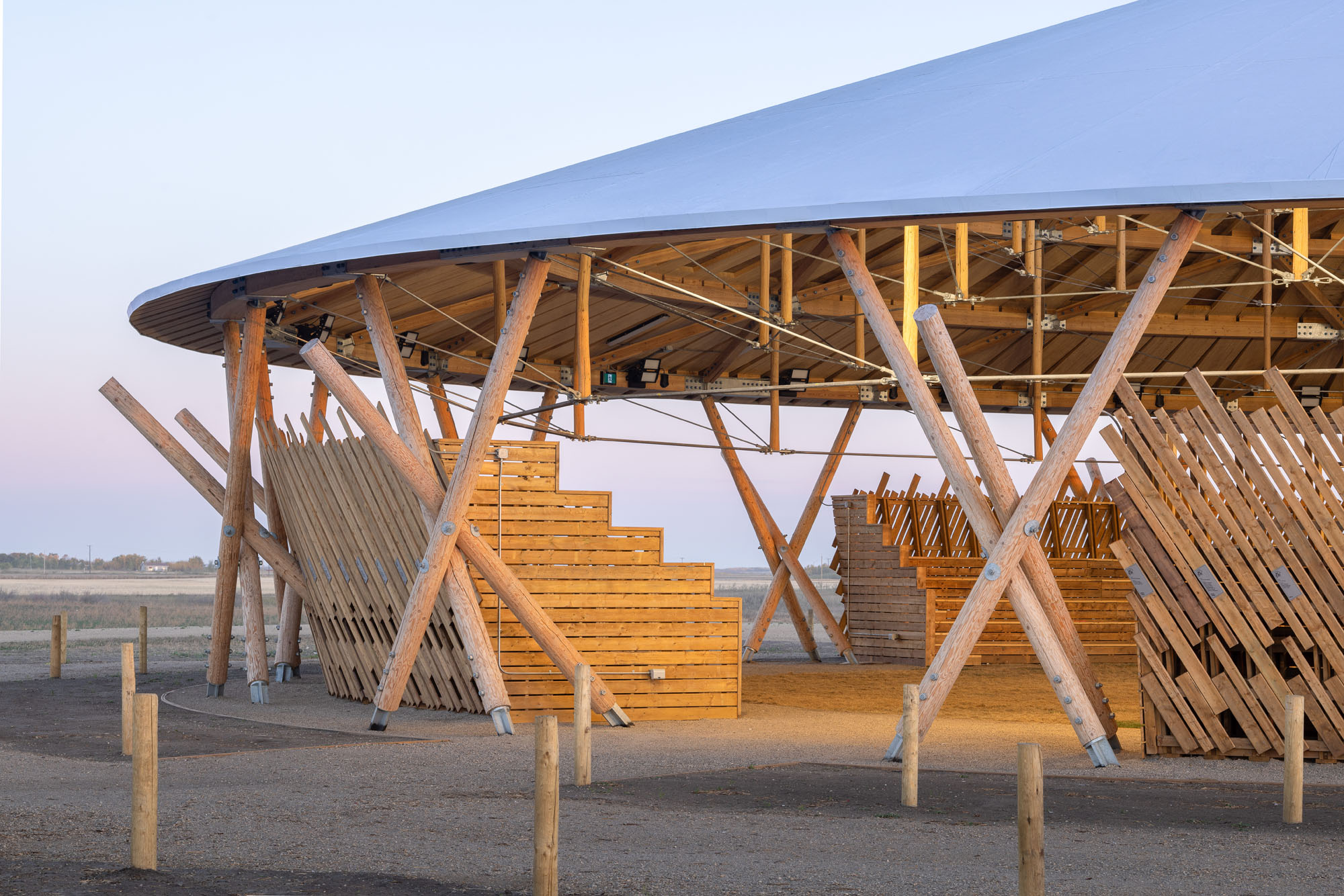 〈マスコペトゥング・パウワウ・アーバー（Muscowpetung Powwow Arbour）〉リチャード・クローカー（Richard Kroeker）オックスボウ・アーキテクチャー（Oxbow Architecture）