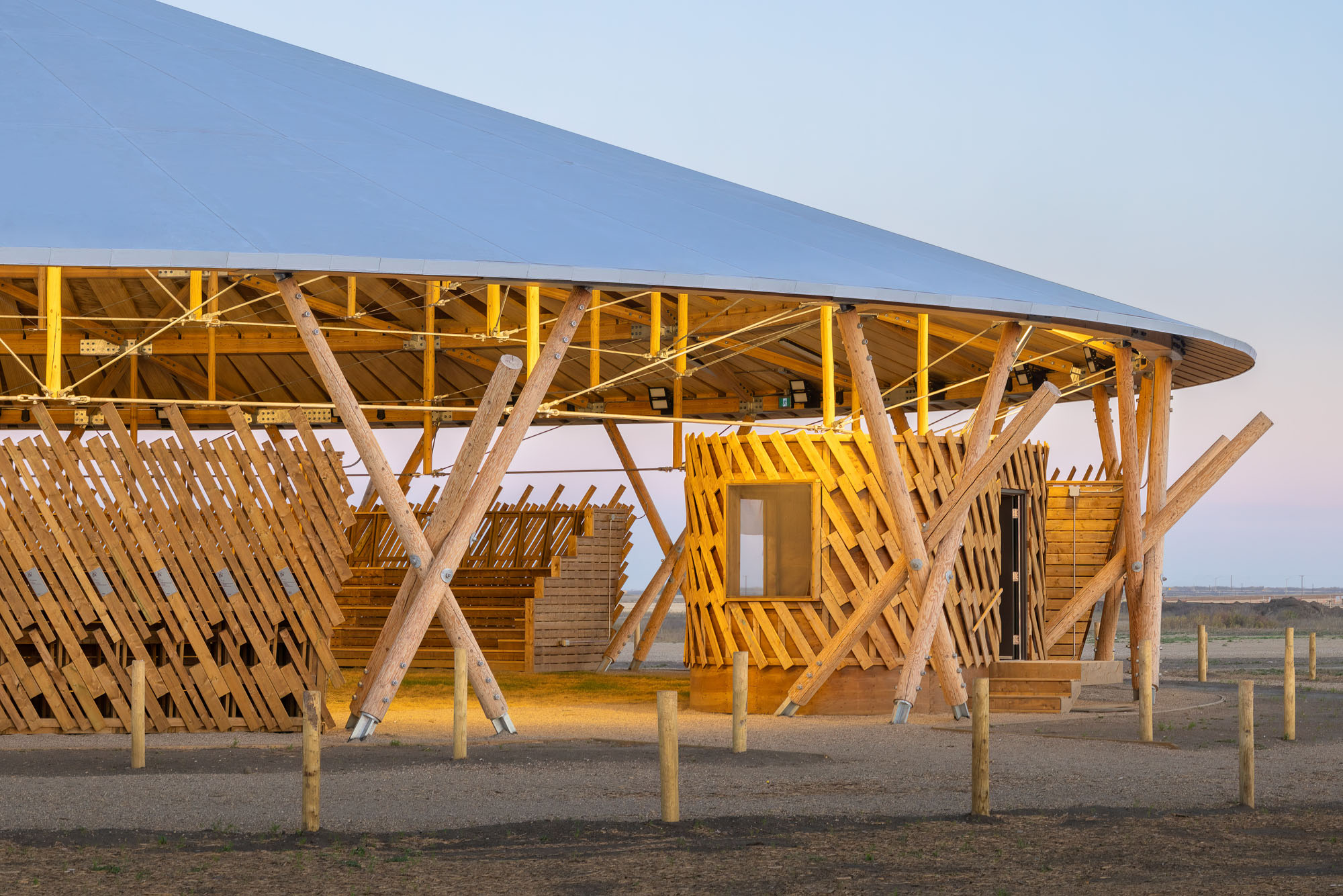 〈マスコペトゥング・パウワウ・アーバー（Muscowpetung Powwow Arbour）〉リチャード・クローカー（Richard Kroeker）オックスボウ・アーキテクチャー（Oxbow Architecture）