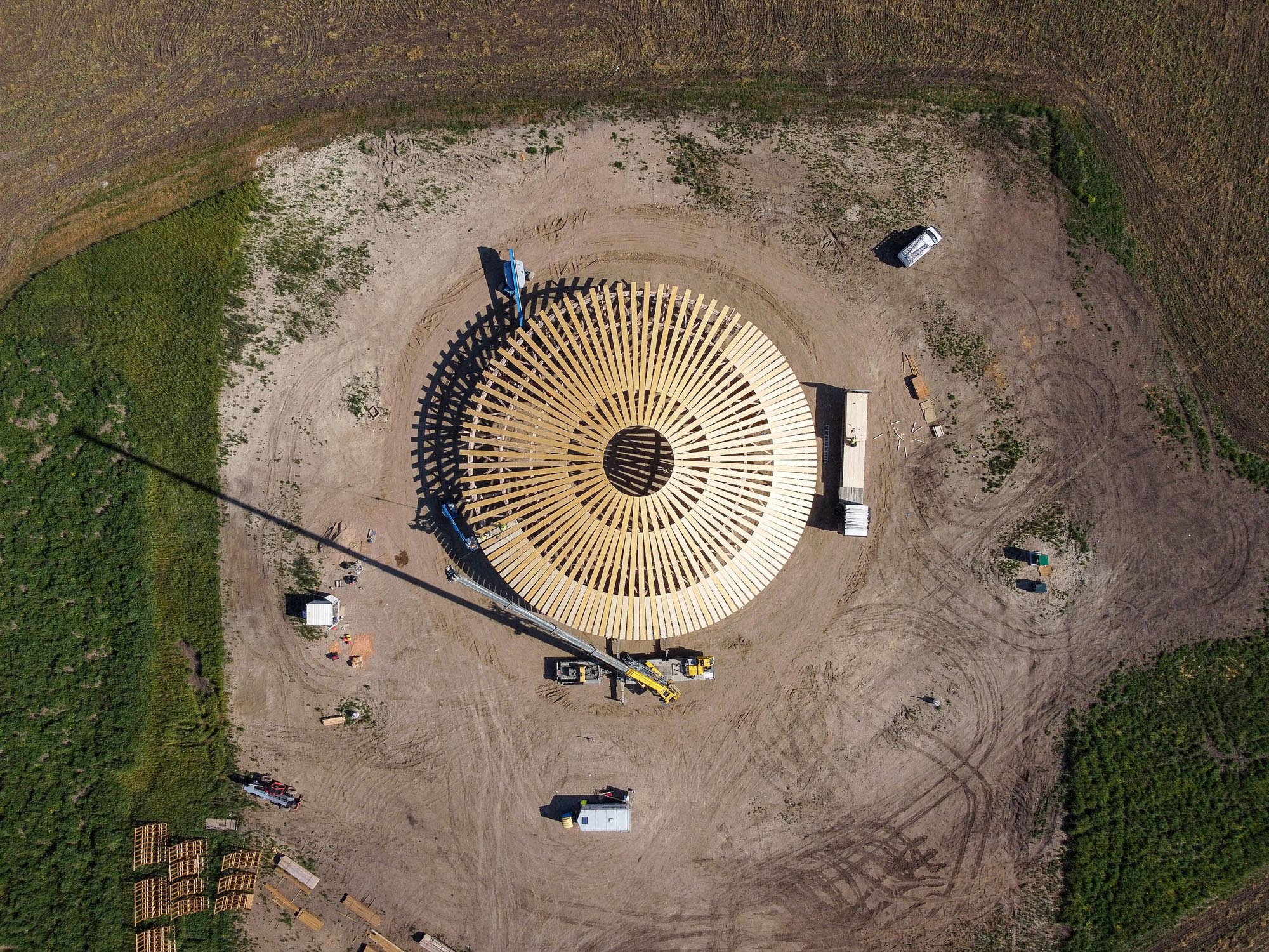 〈マスコペトゥング・パウワウ・アーバー（Muscowpetung Powwow Arbour）〉リチャード・クローカー（Richard Kroeker）オックスボウ・アーキテクチャー（Oxbow Architecture）