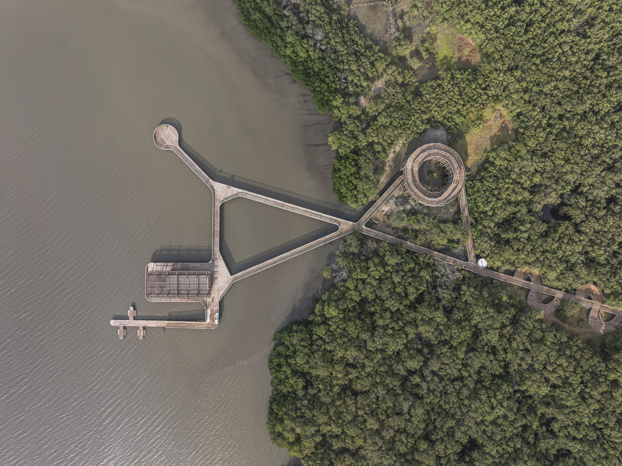 〈エコパルケ・シエナガ・デ・マジョルキン（Ecoparque Ciénaga de Mallorquín）〉DEBアーキテクチャ（DEB Architecture）エル・エクイポ・マッツァンティ（El Equipo Mazzanti）