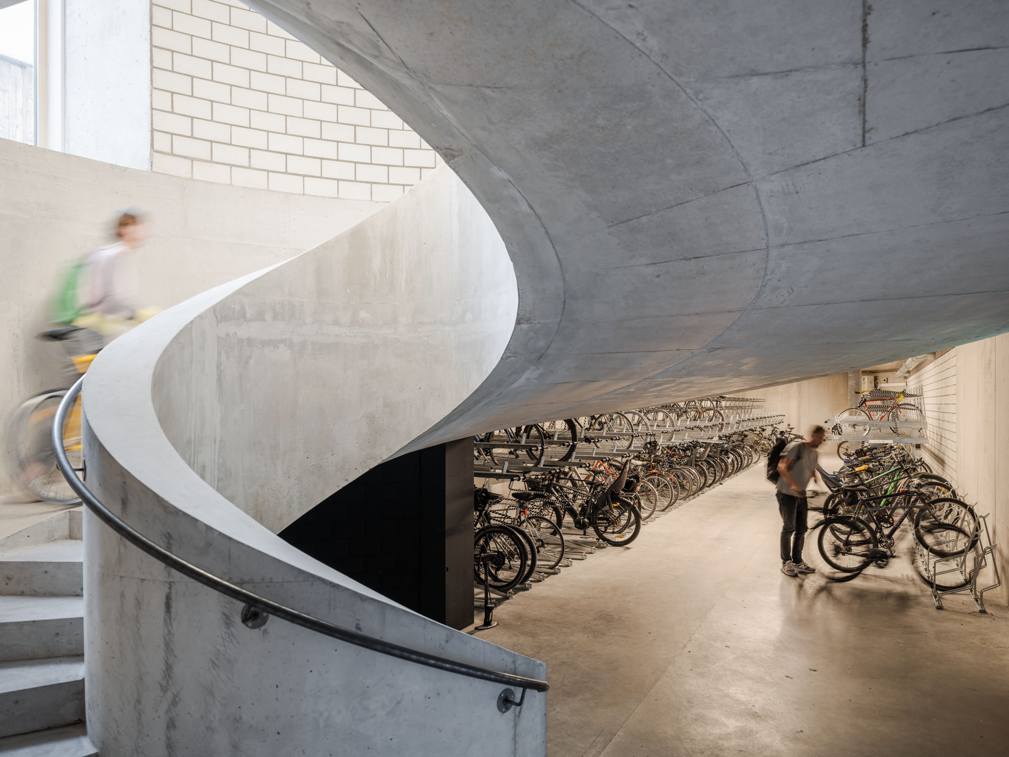 〈マイランド・シュトラーセ（Mailand-Strasse）〉ヘルツォーク＆ド・ムーロン（Herzog & de Meuron）