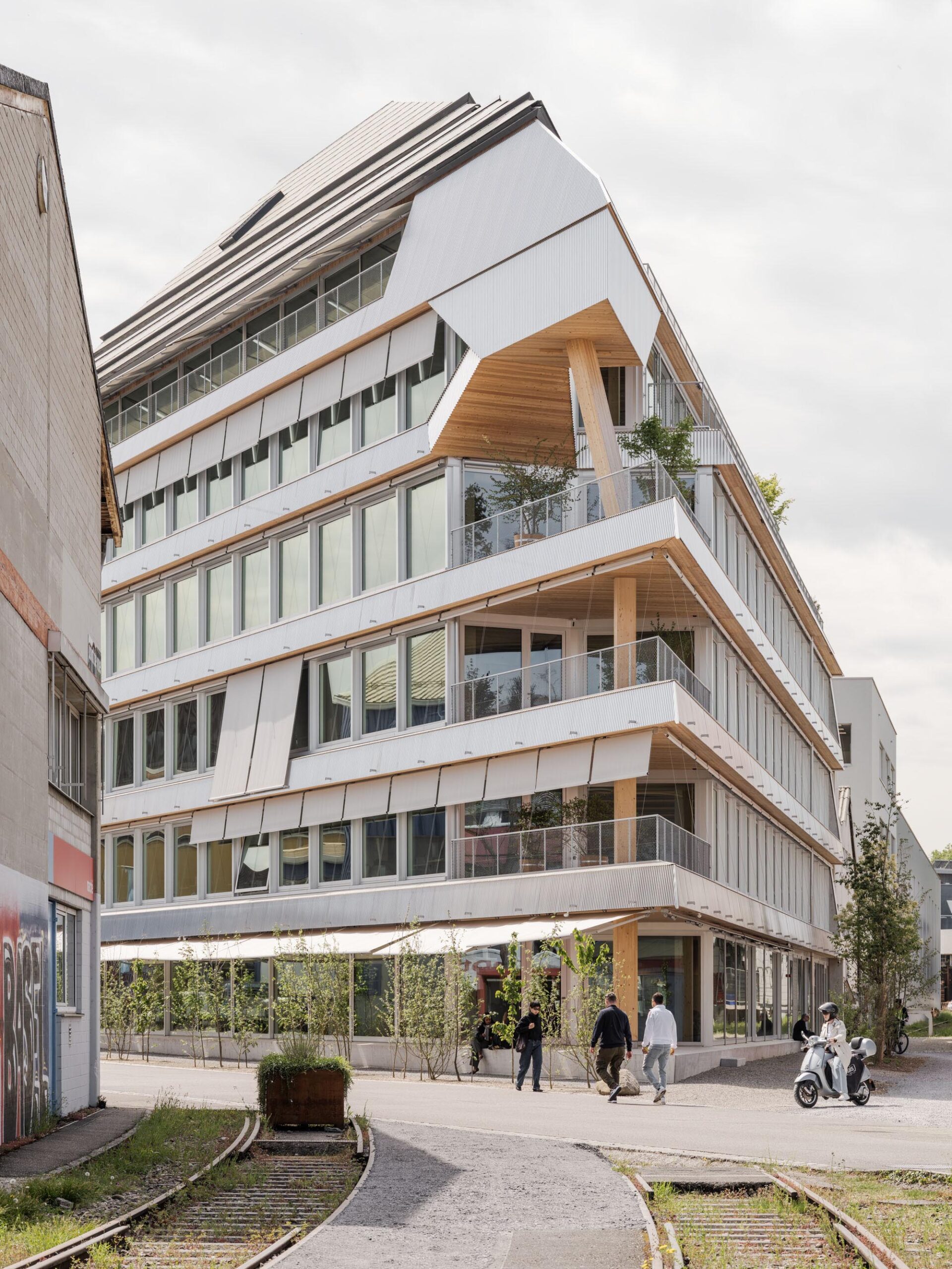 〈マイランド・シュトラーセ（Mailand-Strasse）〉ヘルツォーク＆ド・ムーロン（Herzog & de Meuron）