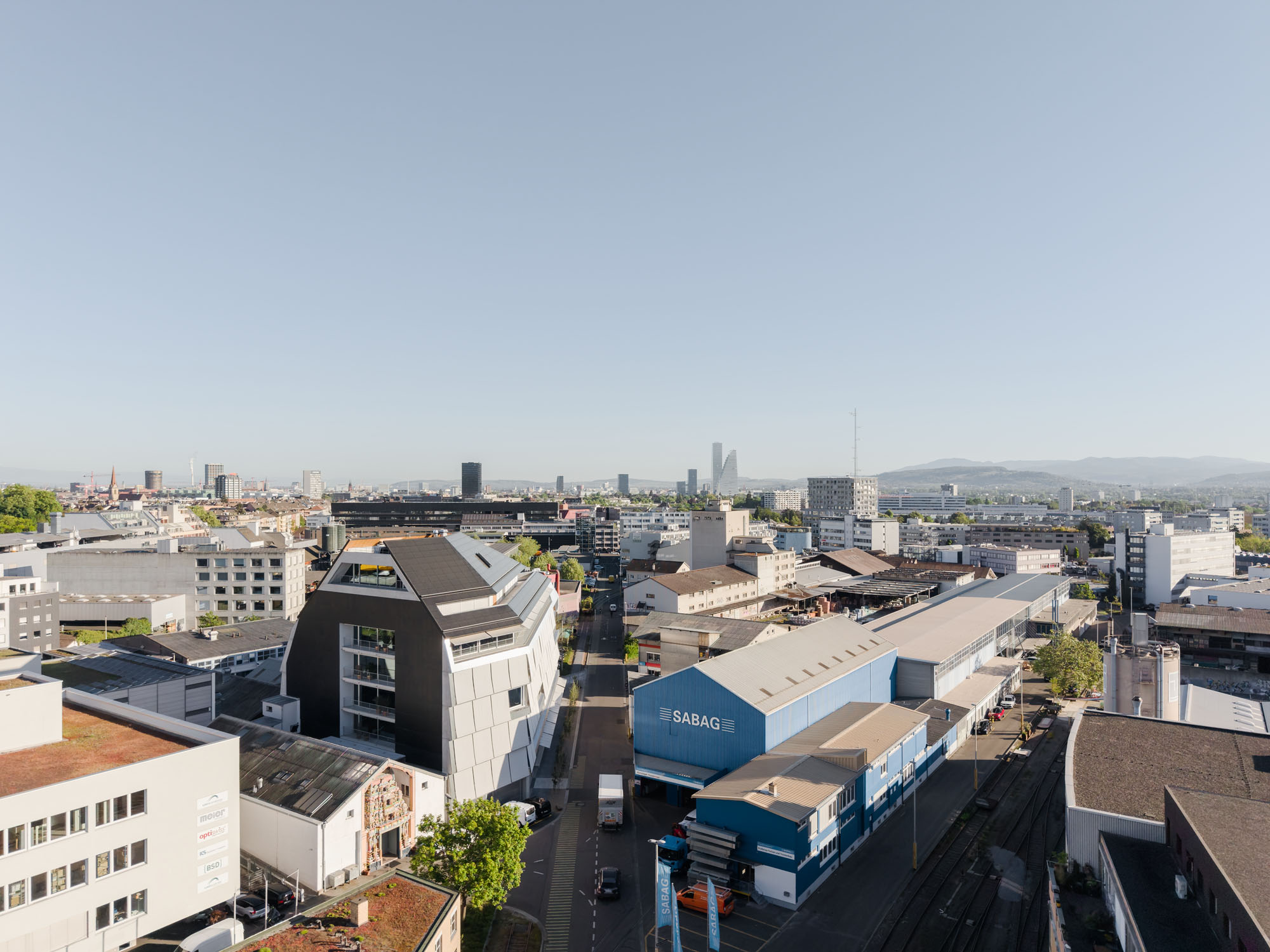 〈マイランド・シュトラーセ（Mailand-Strasse）〉ヘルツォーク＆ド・ムーロン（Herzog & de Meuron）
