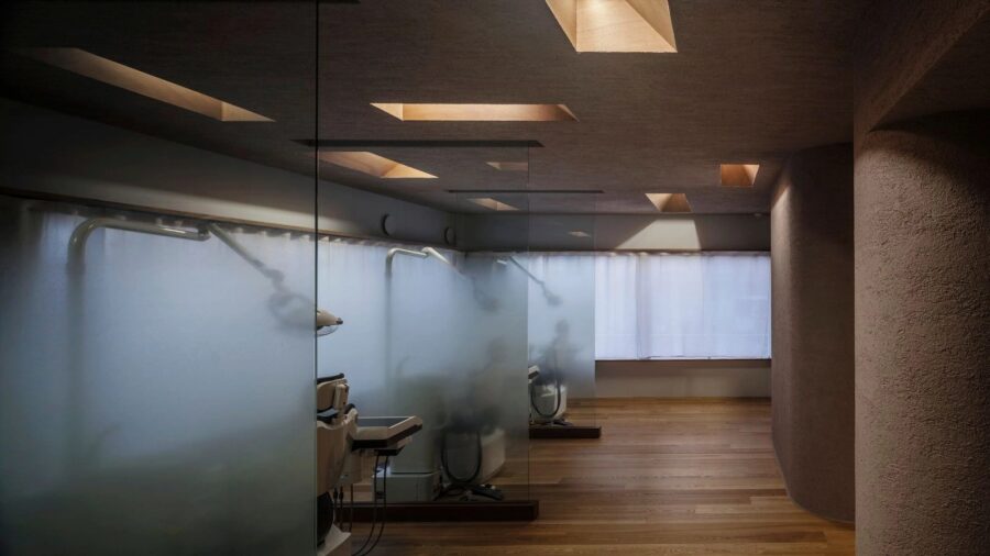 AAAAが福岡県で手掛けた、柔らかい光で満たされる赤土の空間〈Red Earth Clinic〉