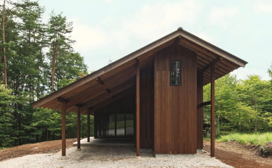Tacta建築設計事務所が山梨県で手掛けた、内外が途切れなく連なる〈house-Yatsugatake〉