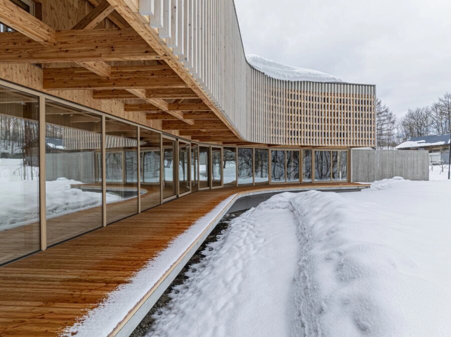 SAADが北海道で手掛けた、弧を描く縁側が自然との対話を誘う〈Edge to Stillness〉