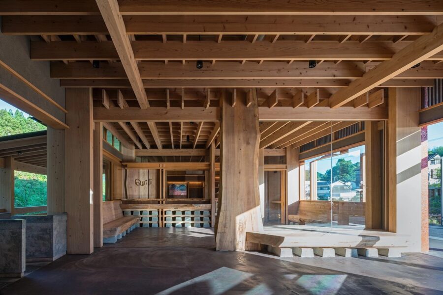 川口琢磨建築設計事務所・IFOO・鹿児島大学鷹野研究室が鹿児島県で手掛けた、大径木が緊張感と大らかさをもたせる〈霧島神宮駅前プロジェクト光来 JR日豊本線霧島神宮駅／石蔵ギャラリー群 改修〉