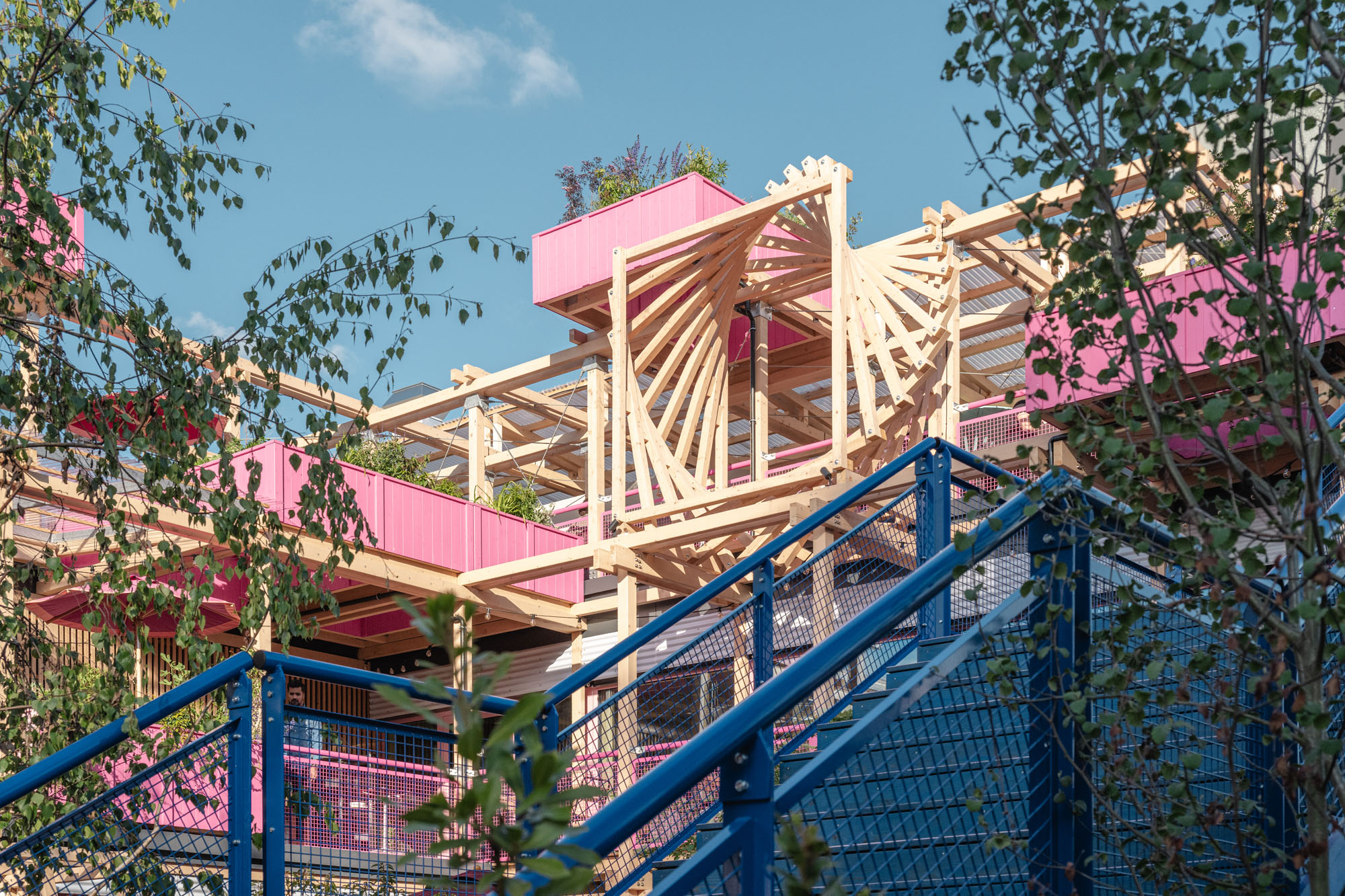〈レミーズ・ローザ（Remise Rosa）〉Hello Wood
