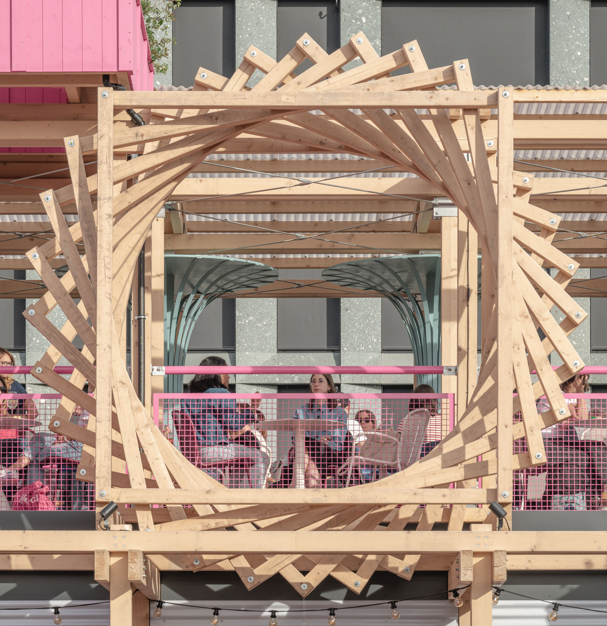 〈レミーズ・ローザ（Remise Rosa）〉Hello Wood