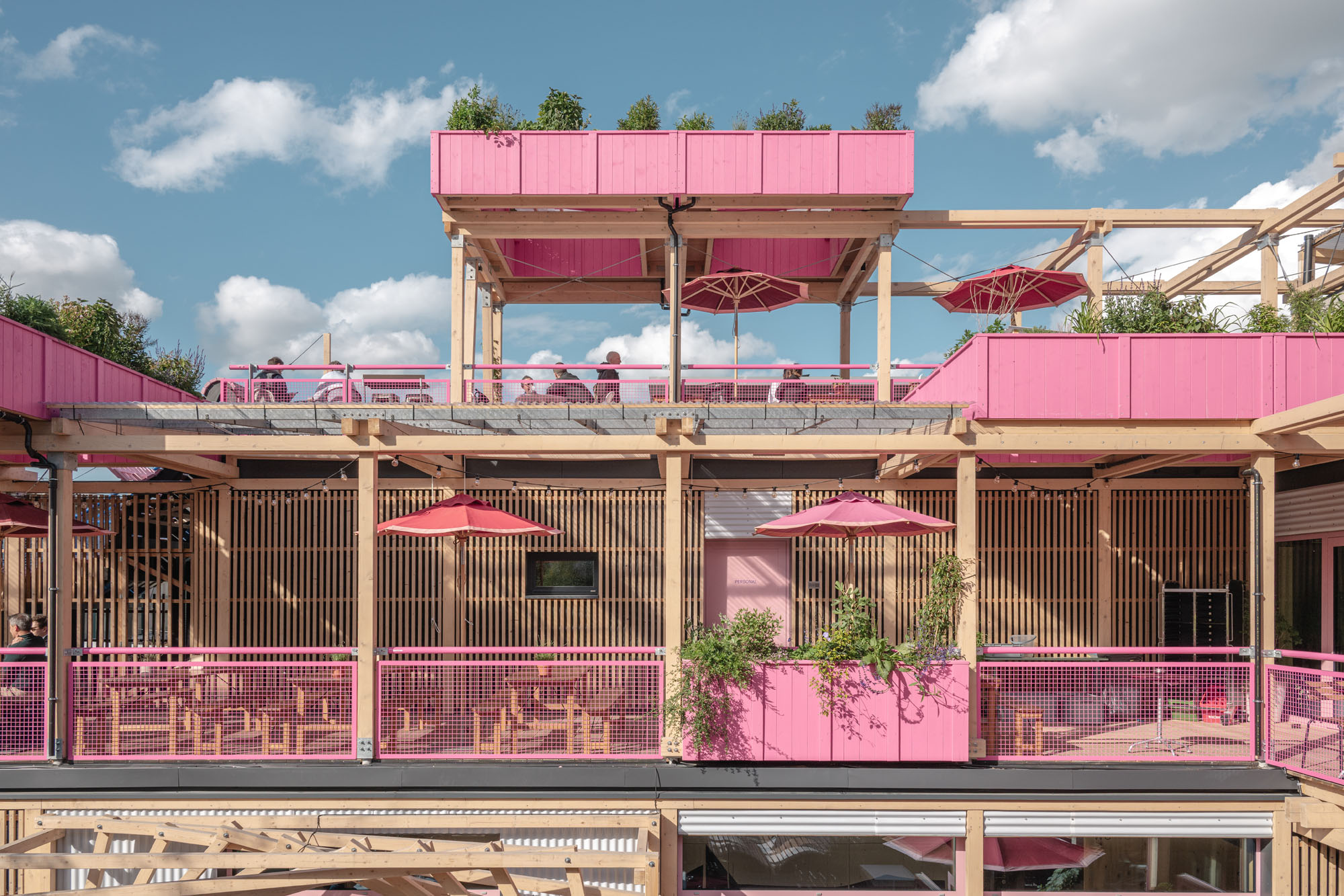 〈レミーズ・ローザ（Remise Rosa）〉Hello Wood