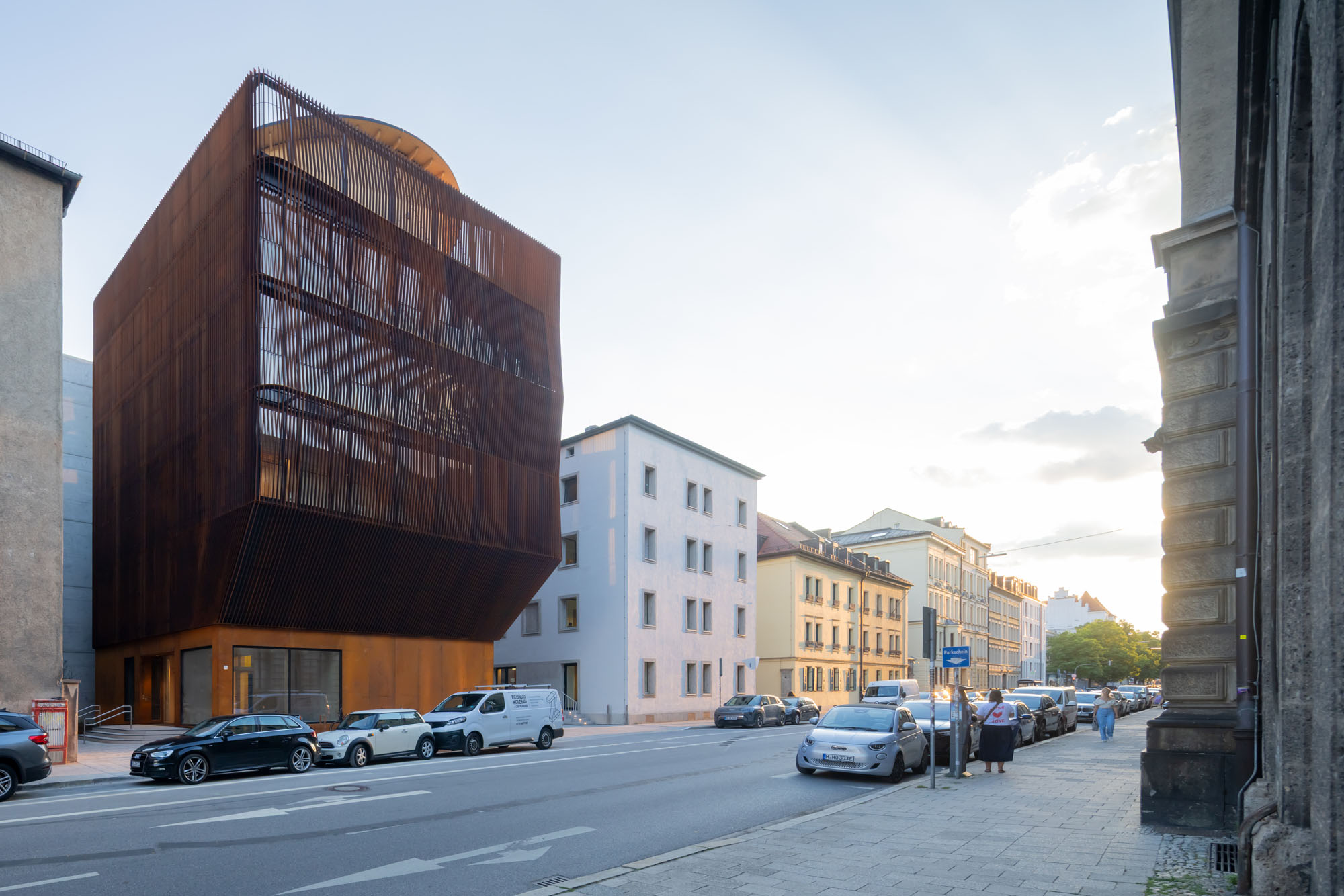 〈Kinderoase an der TUM〉は、プリツカー賞建築家フランシス・ケレ（Francis Kéré）率いるケレ・アーキテクチャ（Kéré Architecture）