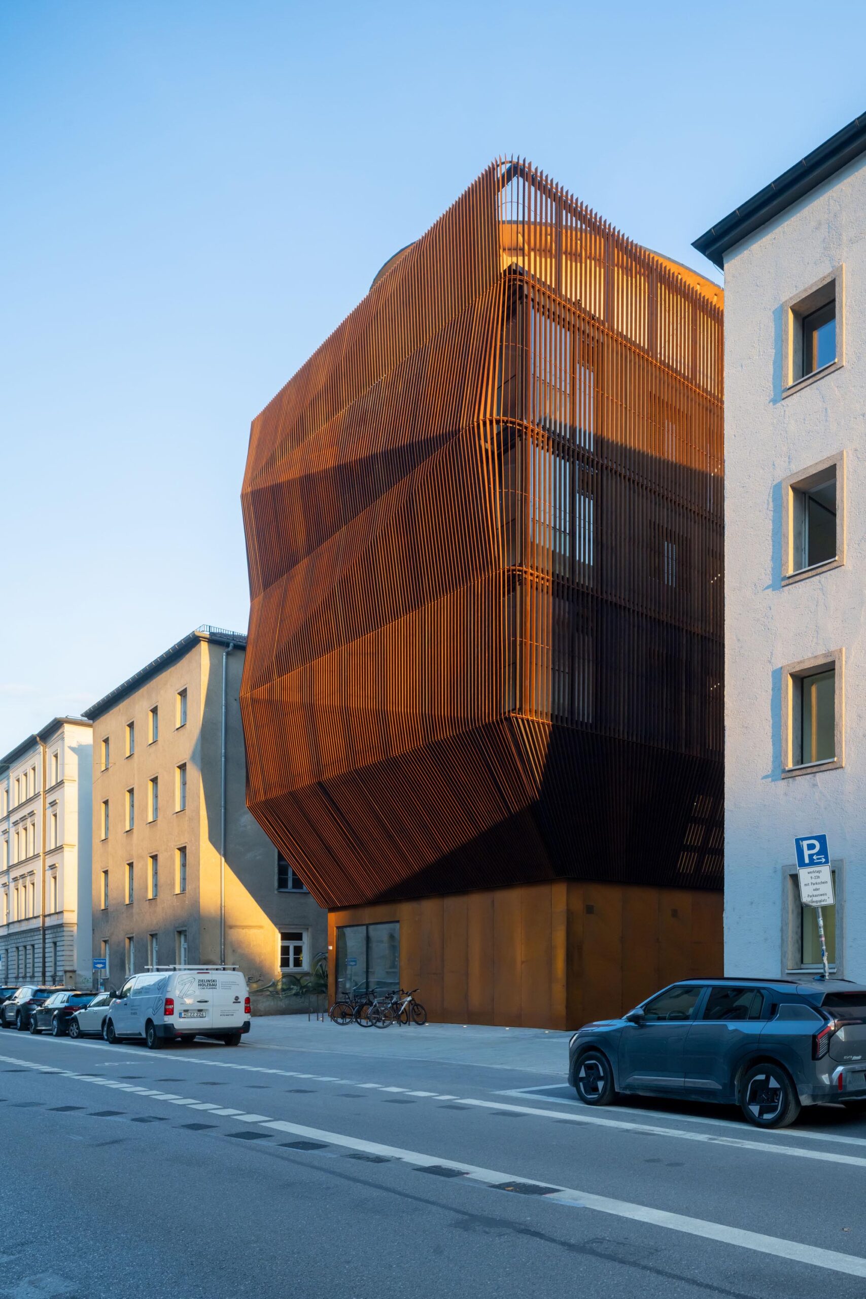 〈Kinderoase an der TUM〉は、プリツカー賞建築家フランシス・ケレ（Francis Kéré）率いるケレ・アーキテクチャ（Kéré Architecture）