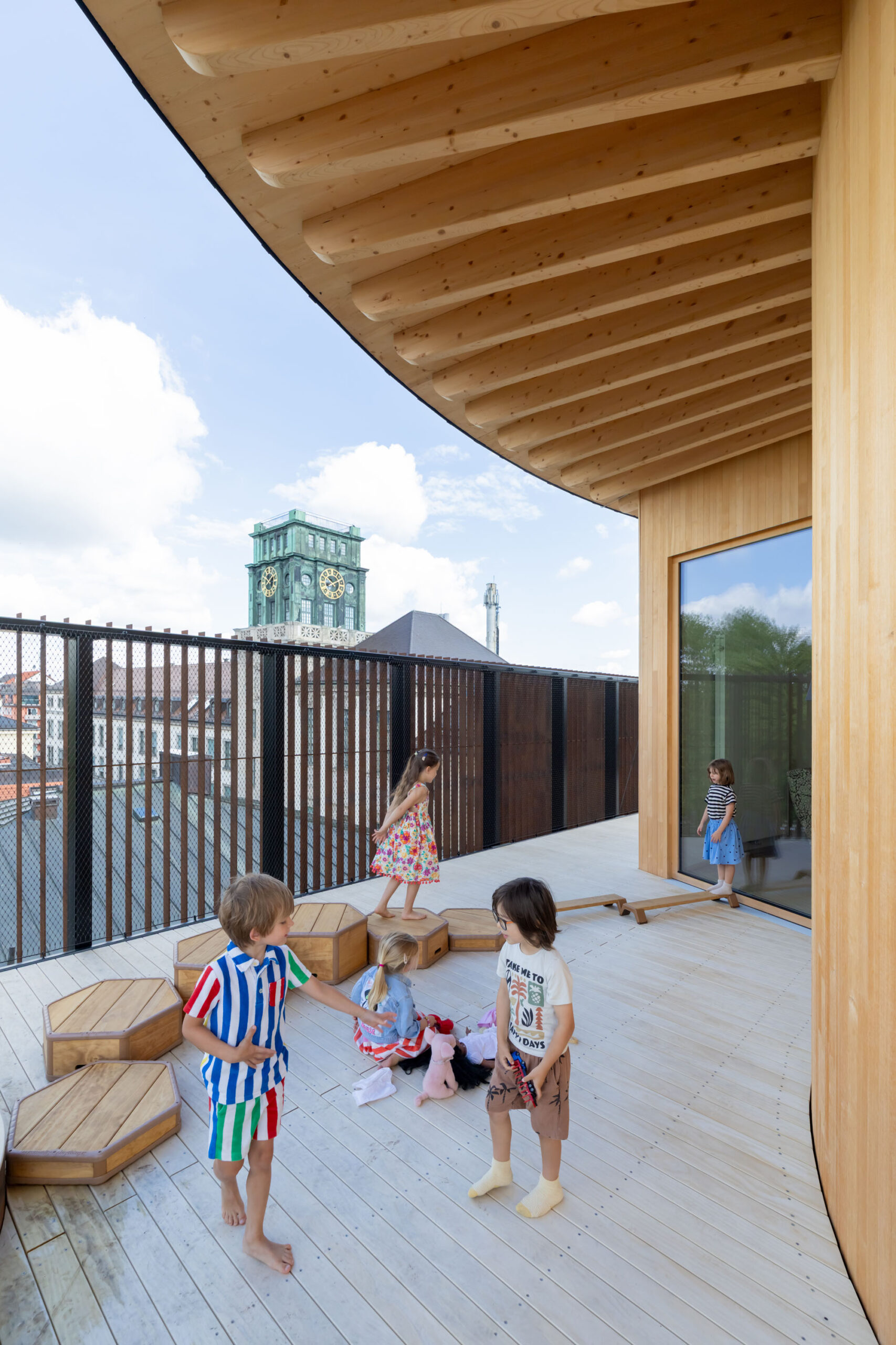 〈Kinderoase an der TUM〉は、プリツカー賞建築家フランシス・ケレ（Francis Kéré）率いるケレ・アーキテクチャ（Kéré Architecture）