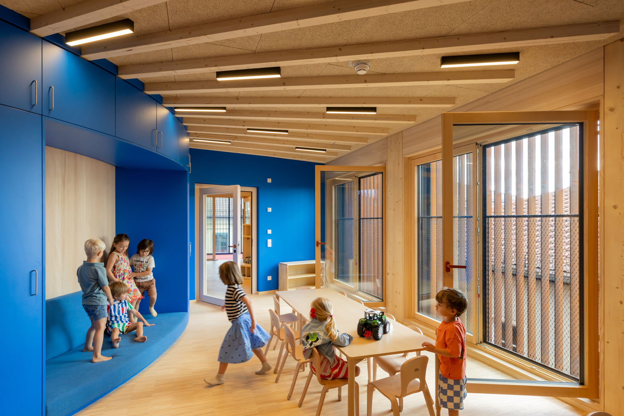 〈Kinderoase an der TUM〉は、プリツカー賞建築家フランシス・ケレ（Francis Kéré）率いるケレ・アーキテクチャ（Kéré Architecture）