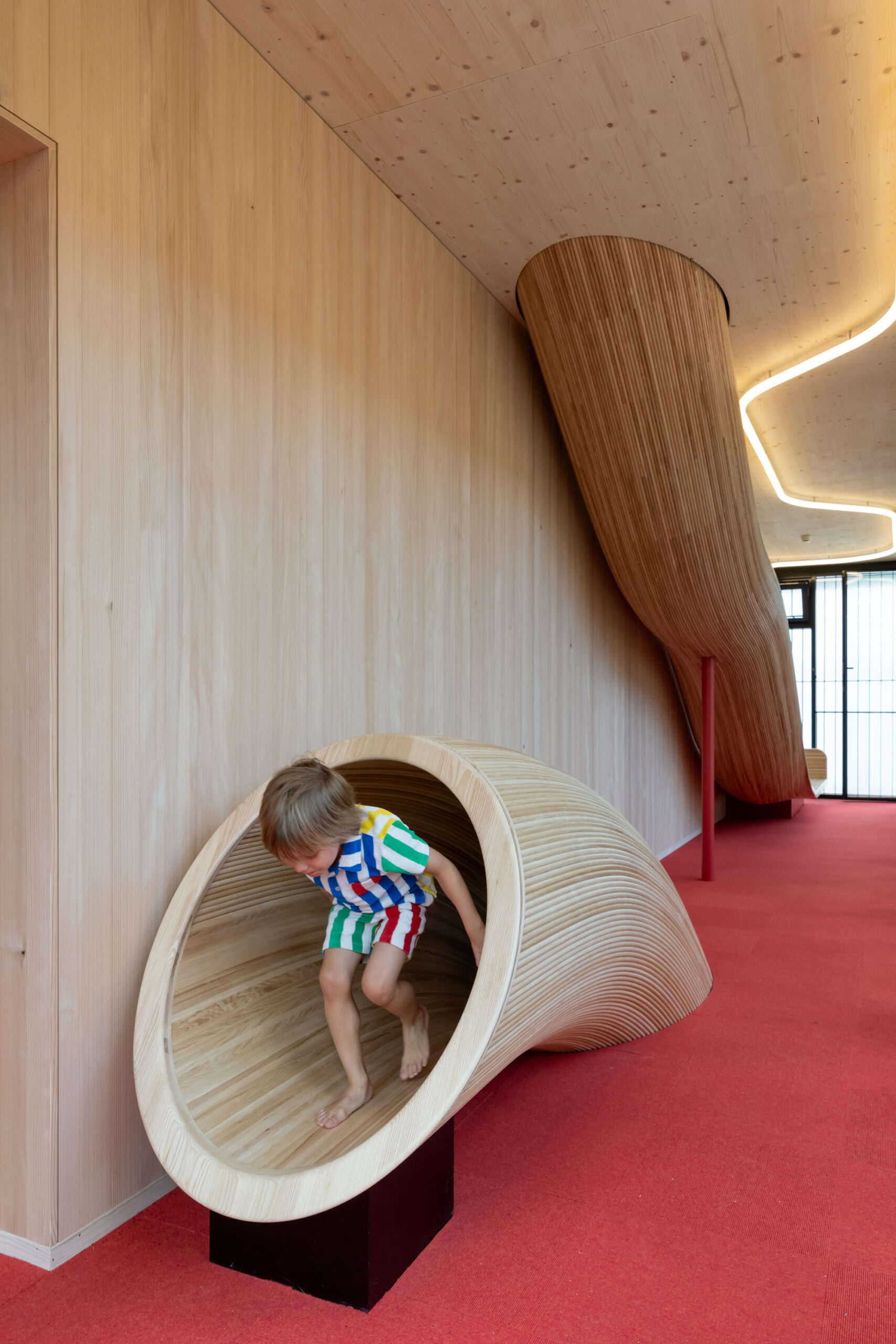 〈Kinderoase an der TUM〉は、プリツカー賞建築家フランシス・ケレ（Francis Kéré）率いるケレ・アーキテクチャ（Kéré Architecture）