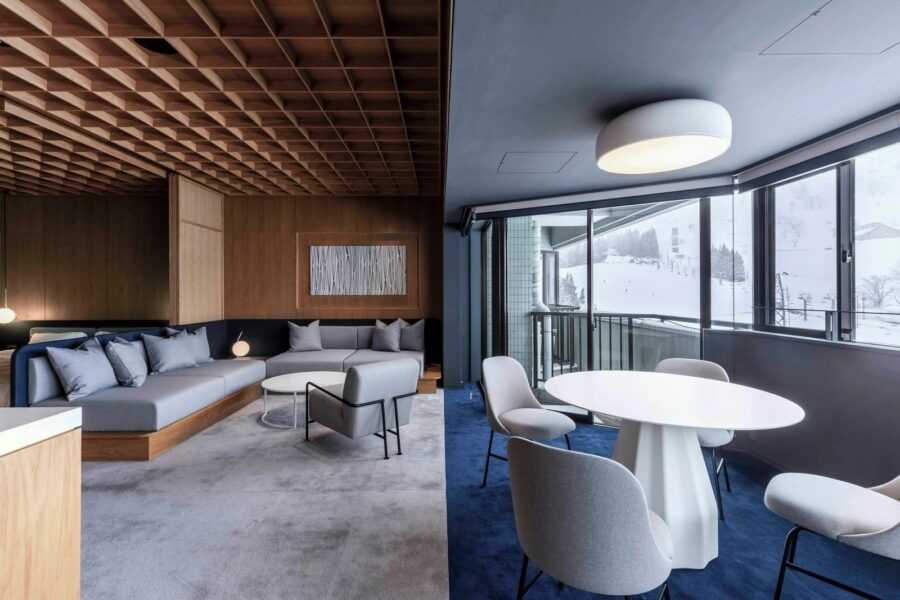 PORTLOUNGE ARCHITECTSが新潟県で手掛けた、濃藍のペリメーターが風景を室内の情景へと再構築するゲストハウス〈T1904〉