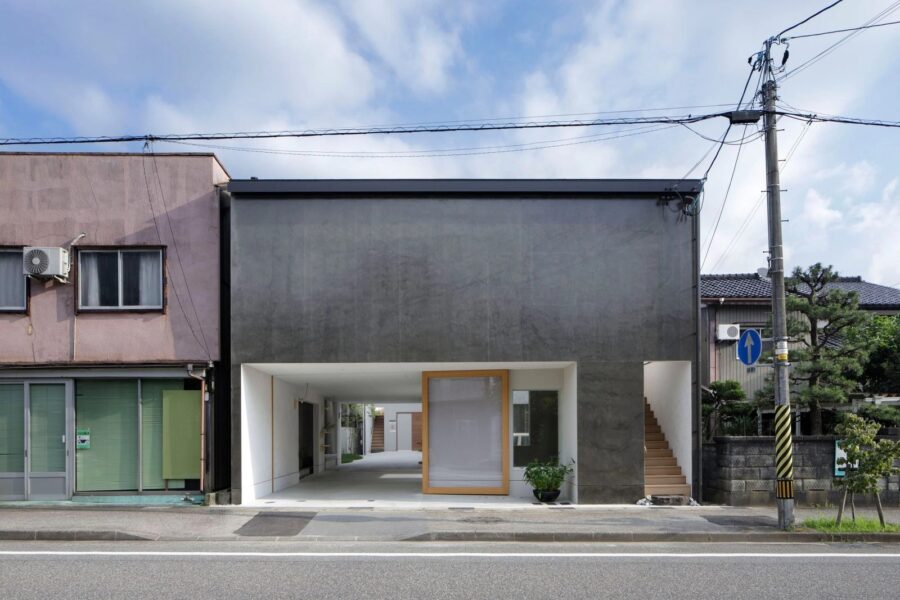 dot studioが富山県で手掛けた、敷地と都市の関係を再編集する〈花水木ノ庭 –広場路（ヒロバロ）の長屋–〉