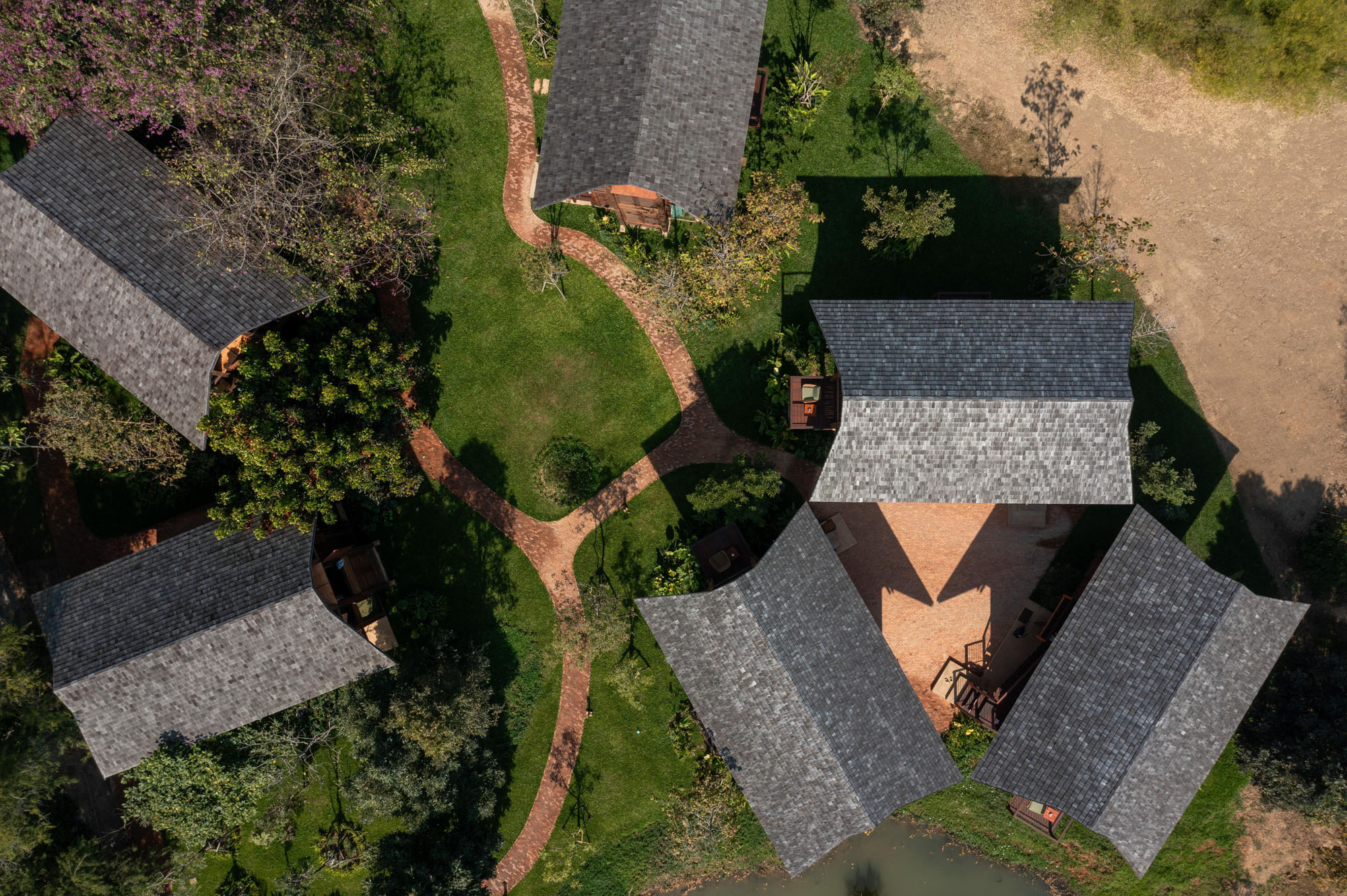 〈ナチャン・ザ・アンティーク・コートヤード・ホテル(Nachan The Antique Courtyard Hotel)〉PAVA(Pacharapan And Varat Architects)