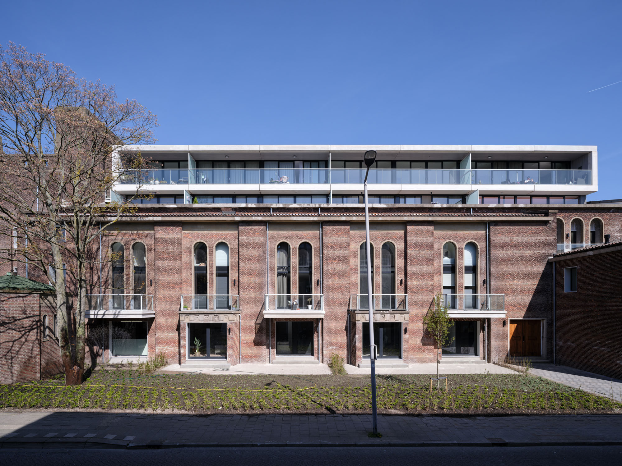 〈ロッテルダム・バウマン教会の改修（Transformation Baumann church Rotterdam）〉HOYT Architecten