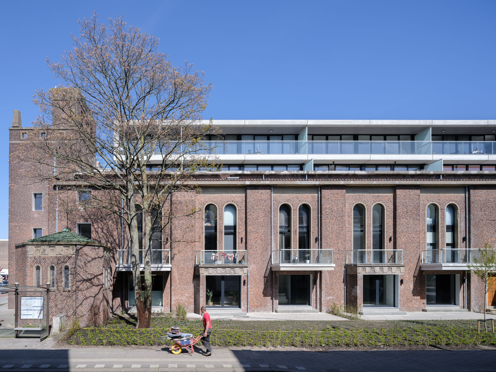 〈ロッテルダム・バウマン教会の改修（Transformation Baumann church Rotterdam）〉HOYT Architecten