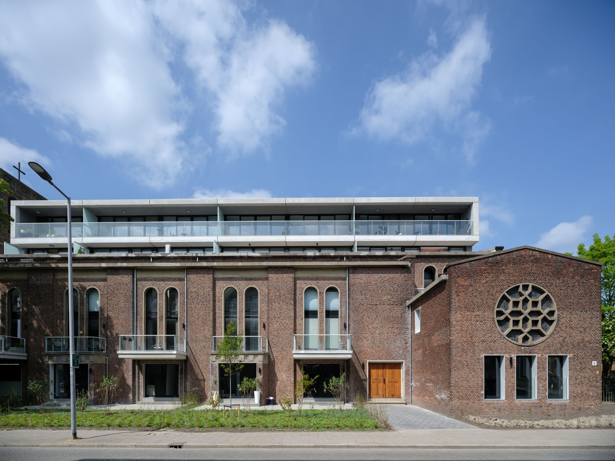 〈ロッテルダム・バウマン教会の改修（Transformation Baumann church Rotterdam）〉HOYT Architecten