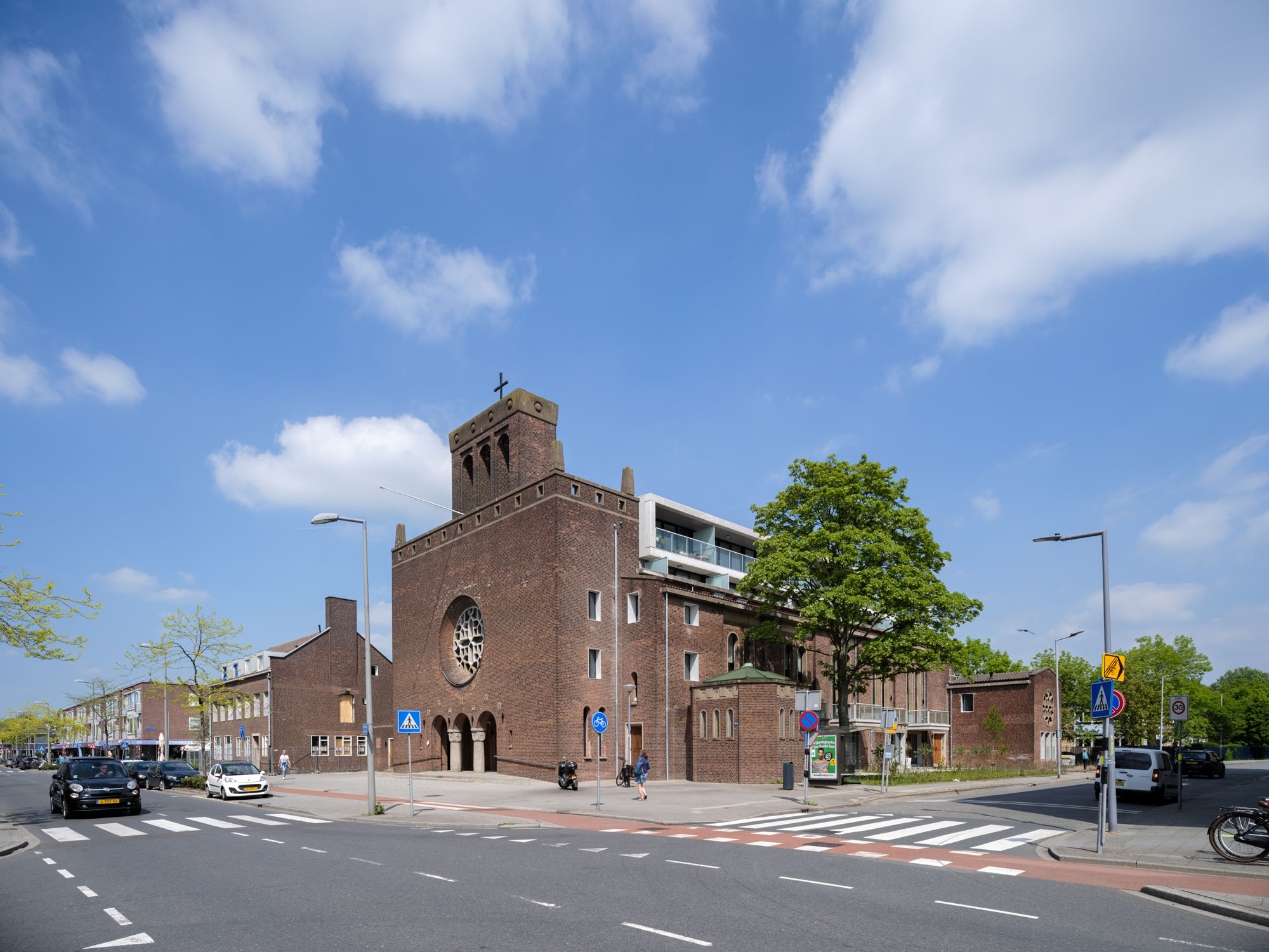 〈ロッテルダム・バウマン教会の改修（Transformation Baumann church Rotterdam）〉HOYT Architecten