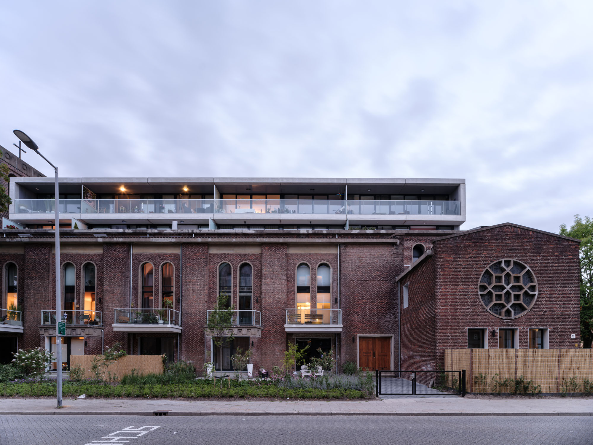 〈ロッテルダム・バウマン教会の改修（Transformation Baumann church Rotterdam）〉HOYT Architecten
