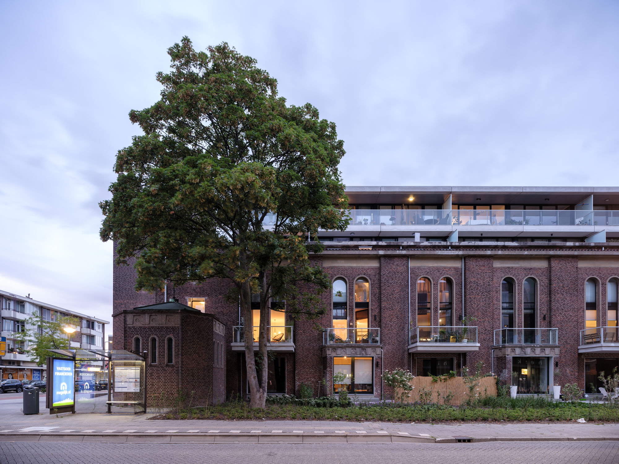 〈ロッテルダム・バウマン教会の改修（Transformation Baumann church Rotterdam）〉HOYT Architecten