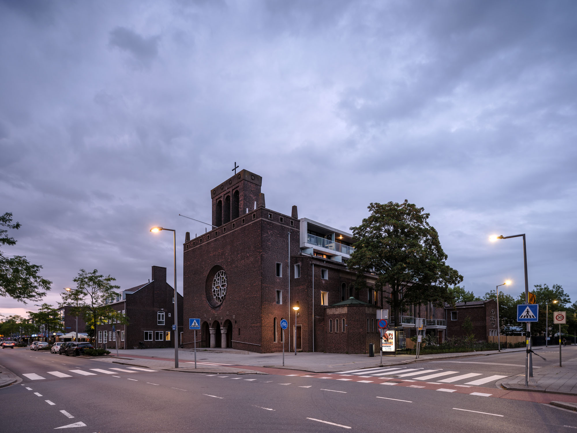 〈ロッテルダム・バウマン教会の改修（Transformation Baumann church Rotterdam）〉HOYT Architecten