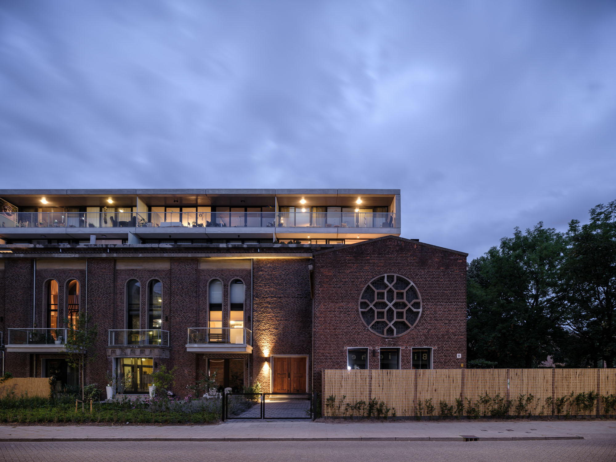 〈ロッテルダム・バウマン教会の改修（Transformation Baumann church Rotterdam）〉HOYT Architecten