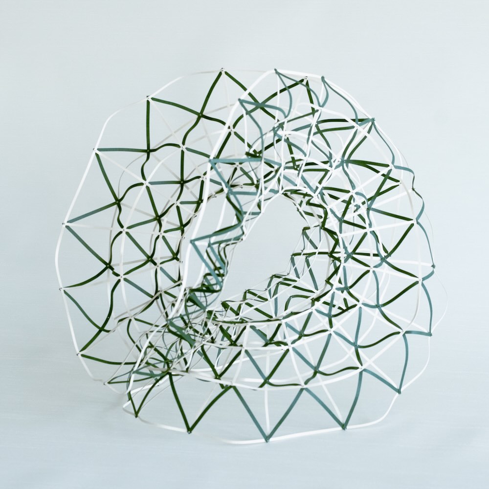 「つながるかたち展 06」〈corrugated grid〉