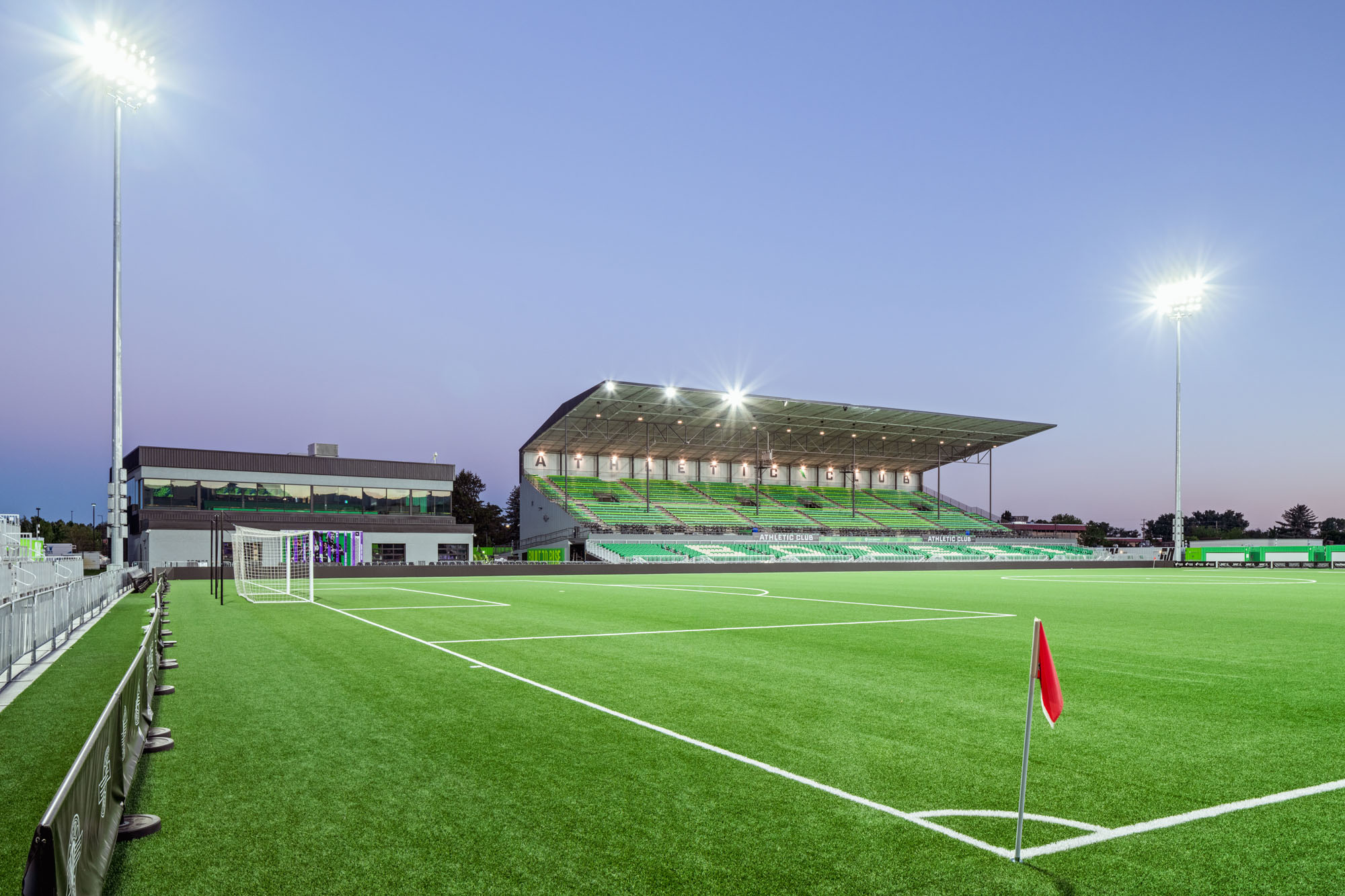 〈アスレチック・クラブ・ボイシ・プロサッカースタジアム(Athletic Club Boise, Professional Soccer Stadium)〉クッシング・テレル(Cushing Terrell)
