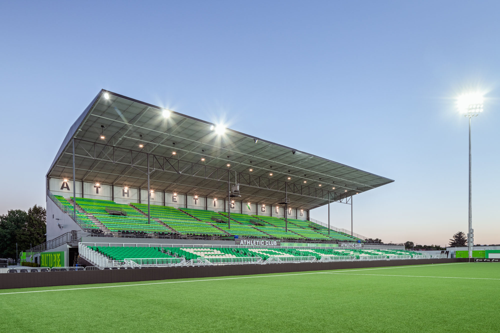 〈アスレチック・クラブ・ボイシ・プロサッカースタジアム(Athletic Club Boise, Professional Soccer Stadium)〉クッシング・テレル(Cushing Terrell)