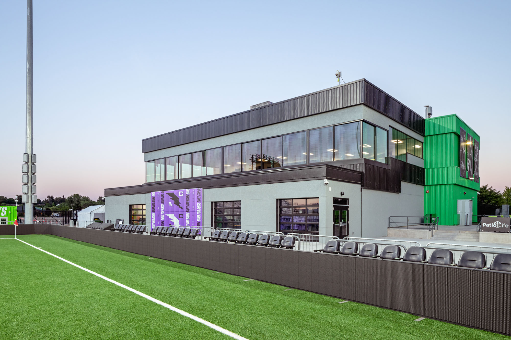 〈アスレチック・クラブ・ボイシ・プロサッカースタジアム(Athletic Club Boise, Professional Soccer Stadium)〉クッシング・テレル(Cushing Terrell)