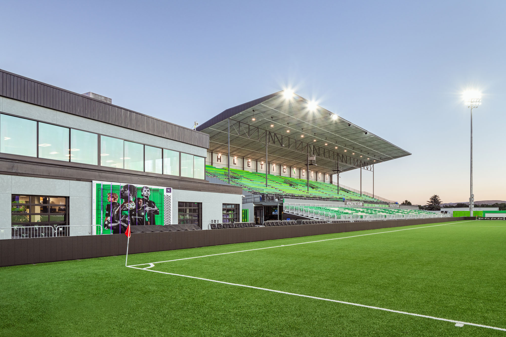 〈アスレチック・クラブ・ボイシ・プロサッカースタジアム(Athletic Club Boise, Professional Soccer Stadium)〉クッシング・テレル(Cushing Terrell)