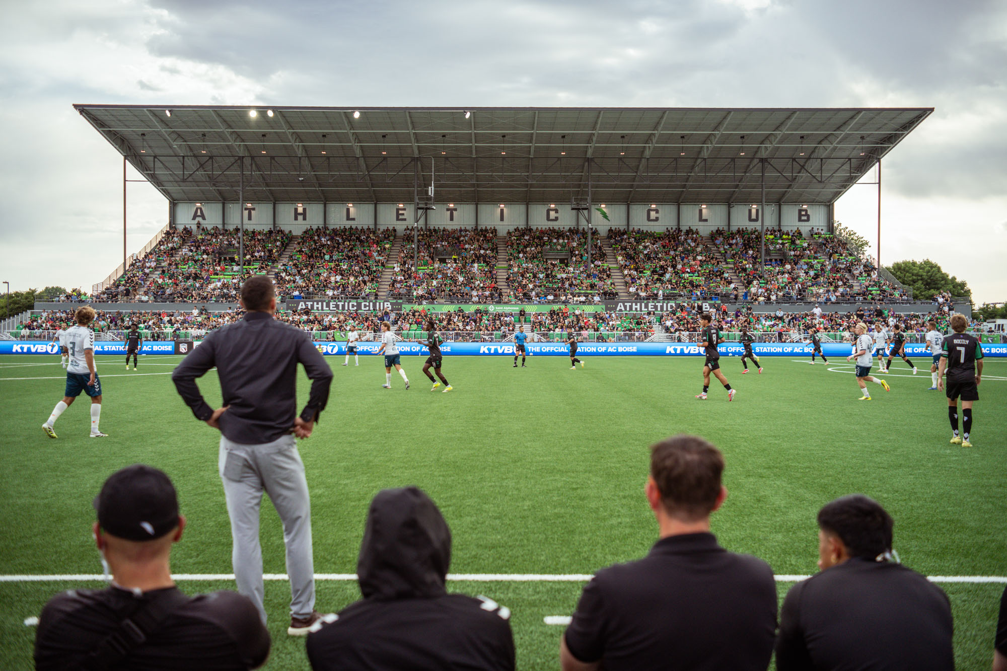 〈アスレチック・クラブ・ボイシ・プロサッカースタジアム(Athletic Club Boise, Professional Soccer Stadium)〉クッシング・テレル(Cushing Terrell)