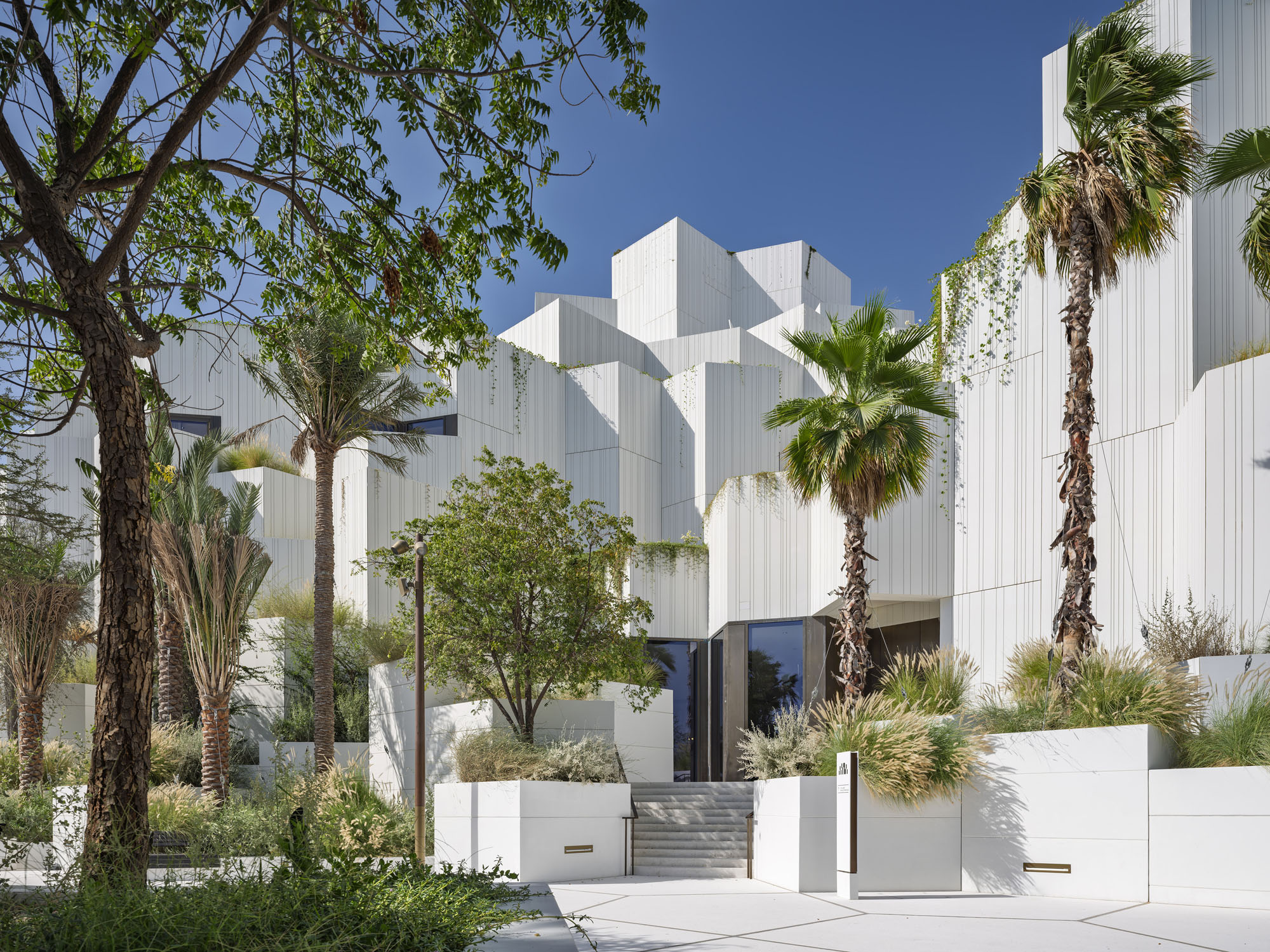 〈アブダビ自然史博物館（Natural History Museum Abu Dhabi）〉メカノー（Mecanoo）、EGIS、ブロードウェイ・マリアン（Broadway Malyan）、パスカル＋ワトソン（Pascal+Watson）、WAHO