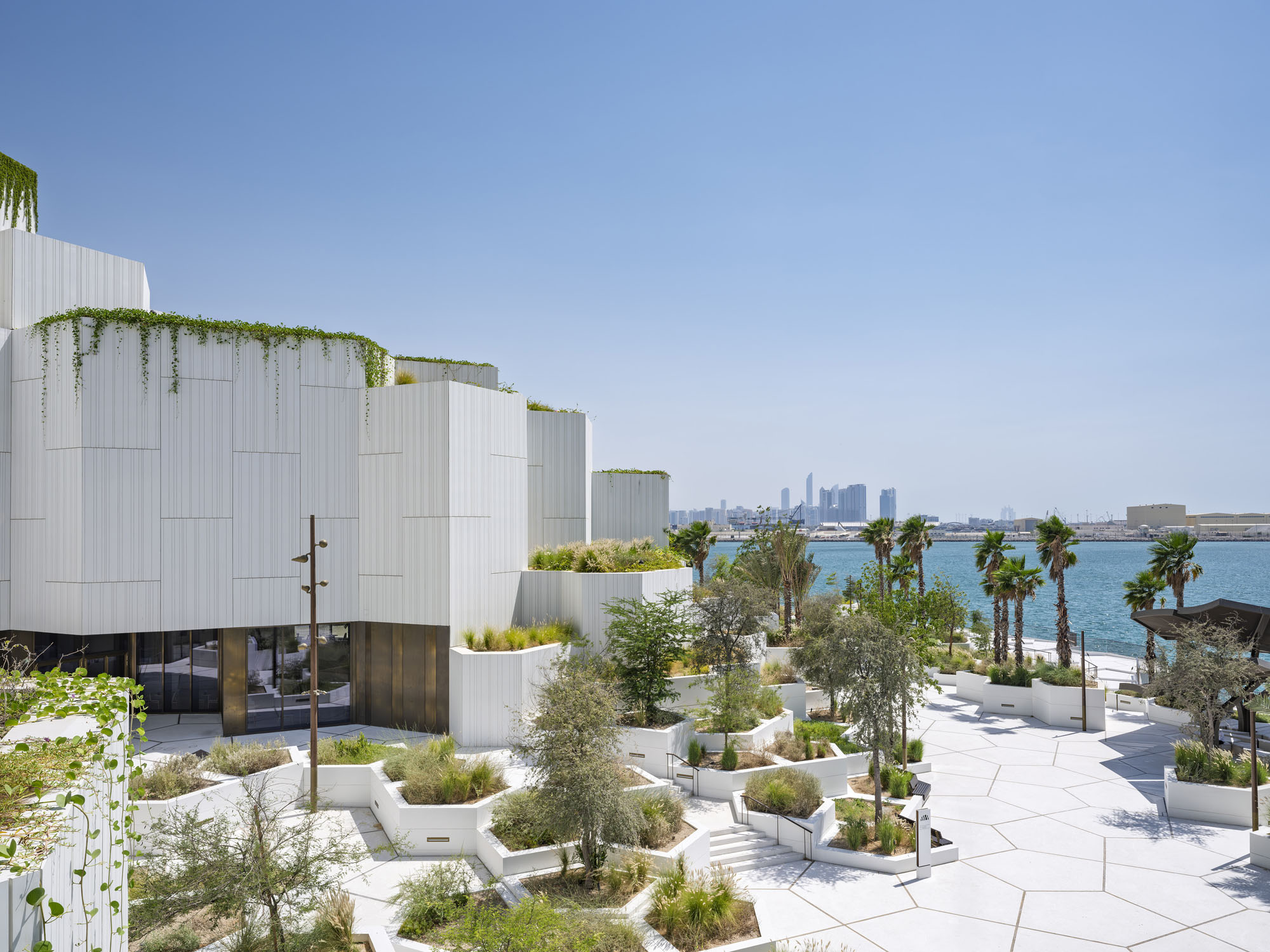 〈アブダビ自然史博物館（Natural History Museum Abu Dhabi）〉メカノー（Mecanoo）、EGIS、ブロードウェイ・マリアン（Broadway Malyan）、パスカル＋ワトソン（Pascal+Watson）、WAHO