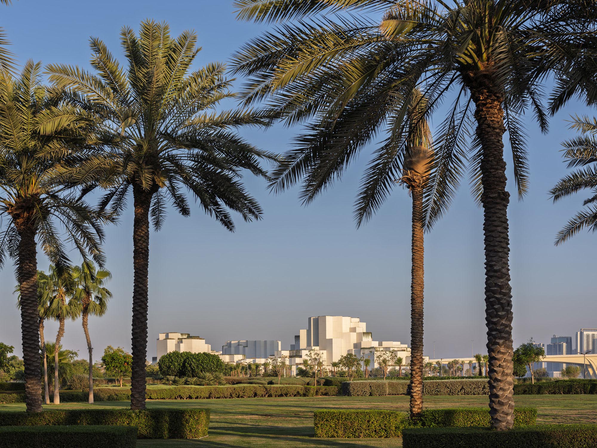 〈アブダビ自然史博物館（Natural History Museum Abu Dhabi）〉メカノー（Mecanoo）、EGIS、ブロードウェイ・マリアン（Broadway Malyan）、パスカル＋ワトソン（Pascal+Watson）、WAHO